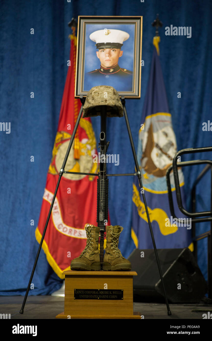 La bataille s'affiche pour la Marine américaine lance le Cpl. Squire K. ''SKIP" Wells, cannoneer, au service funèbre à l'Université de Tennessee Chattanooga's McKenzie Arena de Chattanooga, au Tennessee, le 15 août 2015. L'événement à l'honneur les quatre marines et marin qui est mort à la suite de la fusillade survenue au Centre de soutien opérationnel de la Marine et le Marine Corps Réserver Centre à Chattanooga, au Tennessee, le 16 juillet 2015. Les membres du service, des élus et des membres de la communauté se sont réunis pour honorer la mémoire et le sacrifice des cinq hommes déchus. (U.S. Marine Corps photo par Lance Cpl. Kimberly Aguirre/Re Banque D'Images