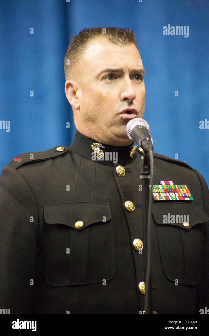 U.S. Marine Corps, l'Adjudant-chef 3 Michael Smith, officier du Corps des Marines de la bande de bande de la Nouvelle Orléans, chante l'hymne national à l'Université de Tennessee Chattanooga's McKenzie Arena de Chattanooga, au Tennessee, le 15 août, 2015. L'événement à l'honneur les quatre marines et marin qui est mort à la suite de la fusillade survenue au Centre de soutien opérationnel de la Marine et le Marine Corps Réserver Centre à Chattanooga, au Tennessee, le 16 juillet 2015. Les membres du service, des élus et des membres de la communauté se sont réunis pour honorer la mémoire et le sacrifice des cinq hommes déchus. (U.S. Marine Corps photo par Lance Cpl. K Banque D'Images