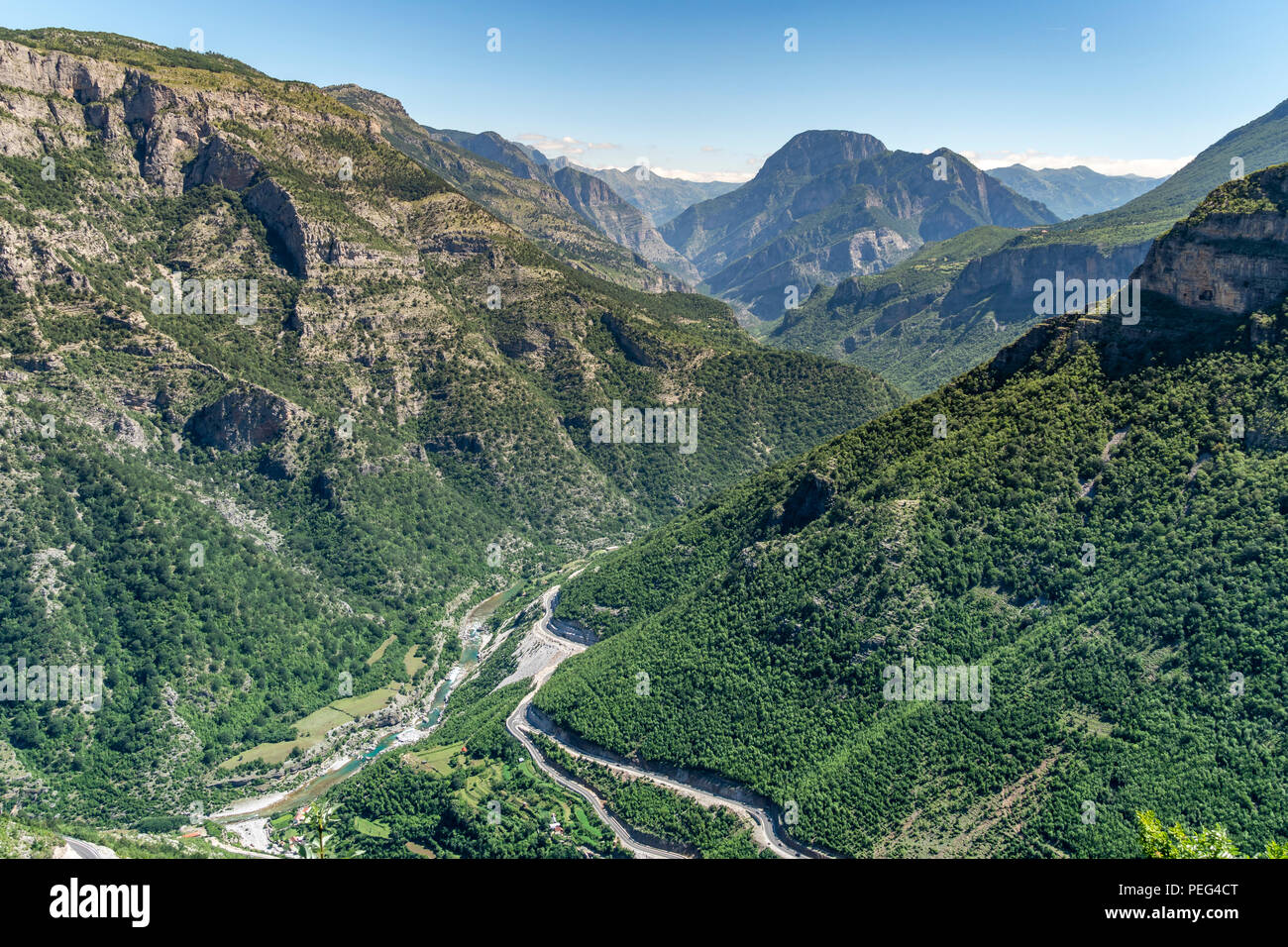 Regardant vers le bas sur la vallée de la rivière Cem et SH 20 road à Grabom, Kelmend dans le Nord de l'Albanie, juste en dessous de la frontière avec Montinegro. L'Albanie. Banque D'Images