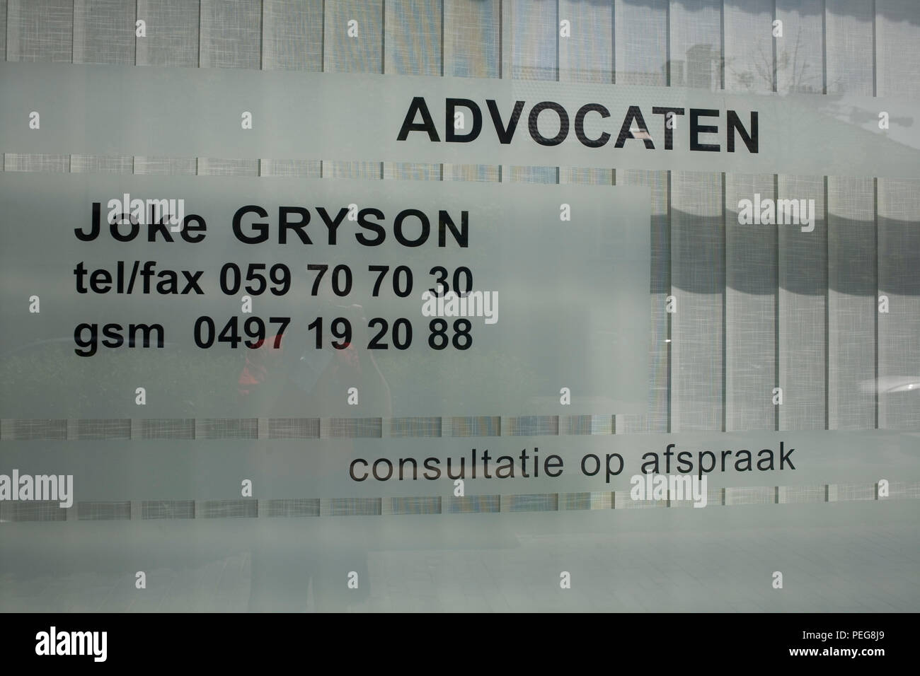 Office de Tourisme de Joke Gryson avocats dans Osatend centre-ville montrant les numéros de téléphone et offrant une consultation sur rendez-vous Banque D'Images