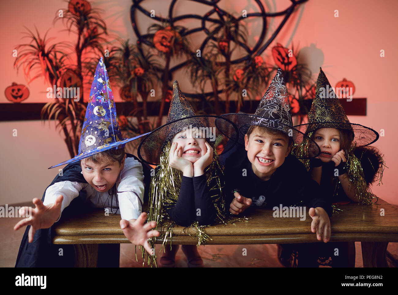 Un groupe d'enfants en costumes sur un Halloween de Banque D'Images