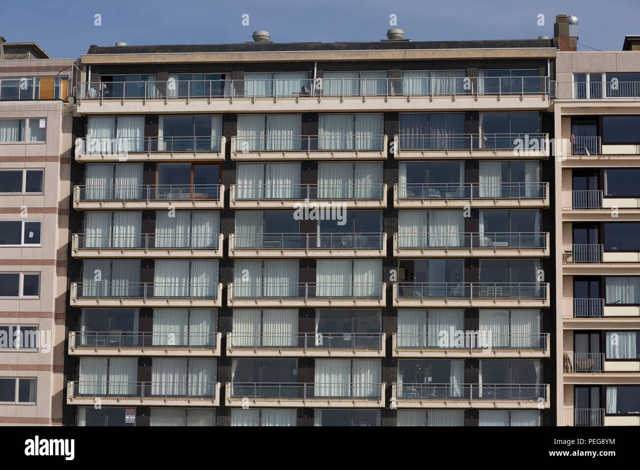 Bloc d'appartement avec vue sur mer à Nieuwpoort-Bad Banque D'Images