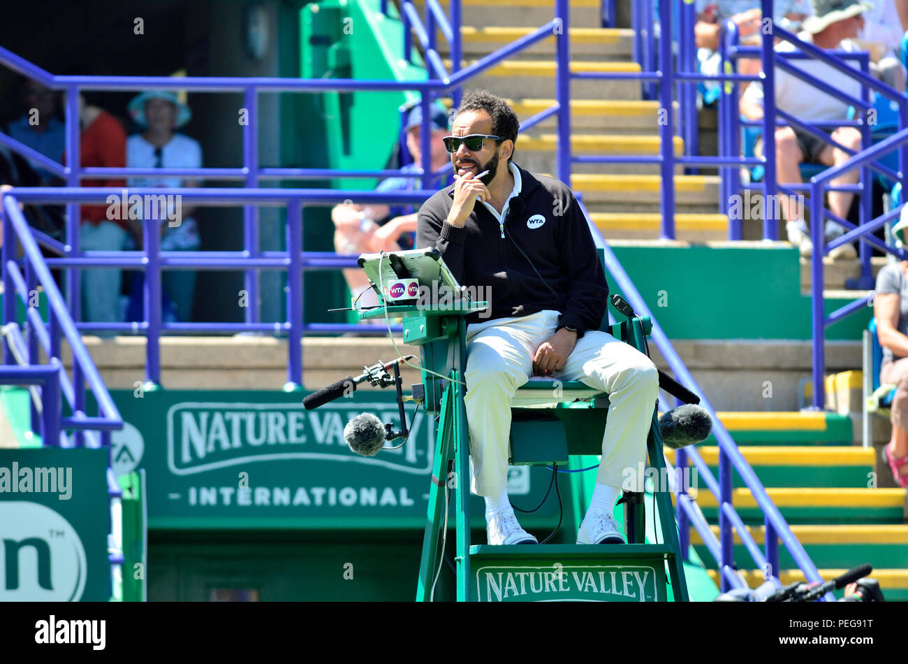 Kader Nouni tennis WTA Français, juge-arbitre, à la Nature Valley  International, Eastbourne en 2018. Connu sous le nom de 'Barry White' pour  sa voix profonde Photo Stock - Alamy