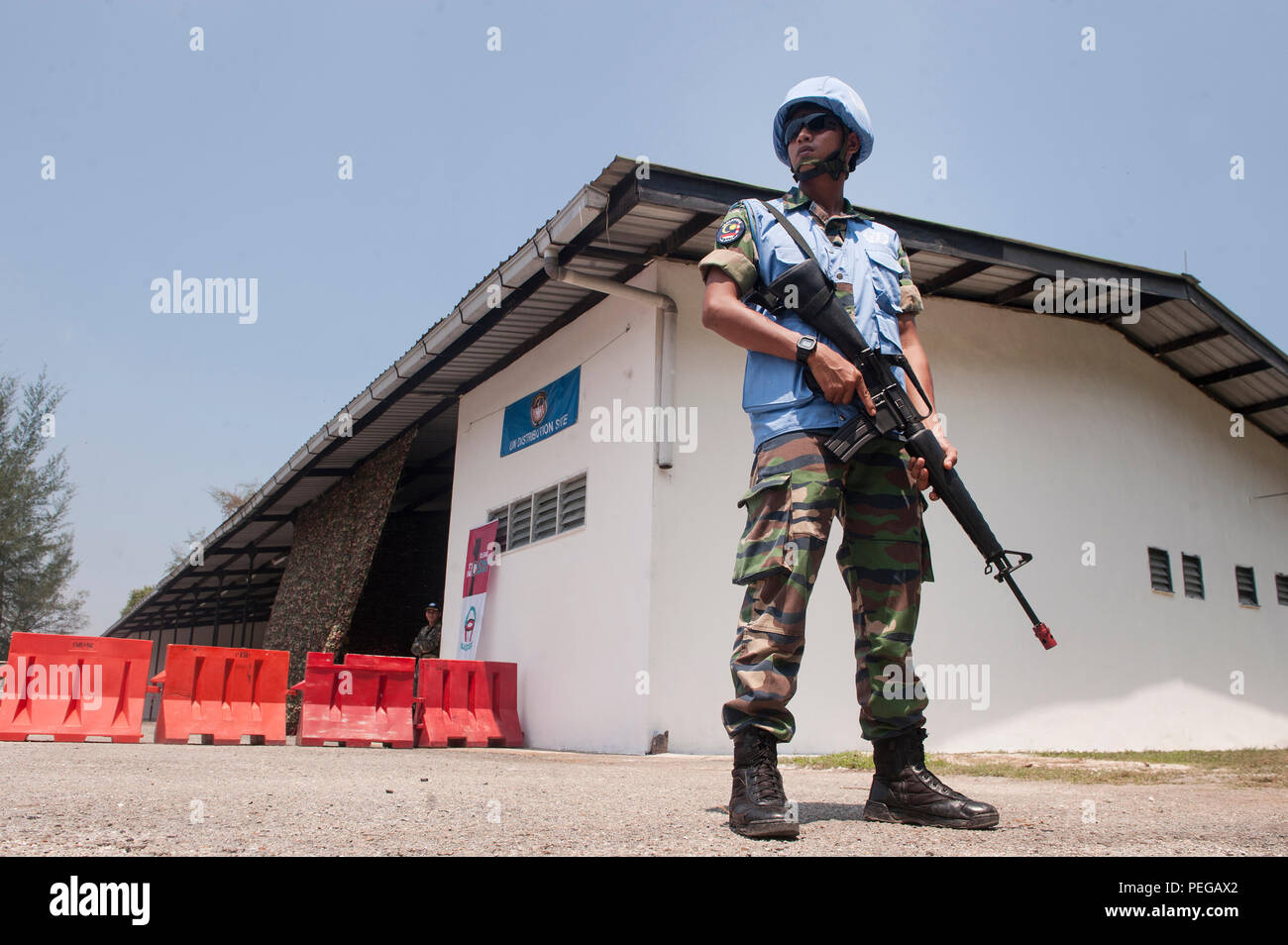 De l'armée malaisienne lance Cpl. Shahrul Zulkifli, 22 commandos, Repalman fournit la sécurité autour de la simulation d'un site de distribution au cours de l'exercice Aman 2015 Segenting Keris au camp, le 13 août, à Port Dickson, Malaisie. Les membres des forces armées de la Malaisie qui ont participé à la formation ont été nécessaires pour fixer un site de distribution et de maintenir un environnement sûr et sécuritaire pour les acteurs de l'exercice pourraient entrer et recevoir de l'aide. Keris Aman est le plus grand événement de formation multinationale cette année et est co-organisé par le forces armées malaisiennes et américaines du Pacifique avec des représentants de 29 nat Banque D'Images