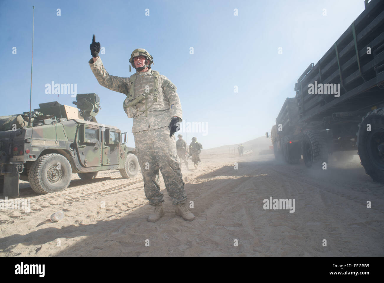 Le major Jayson Gracida, directeur général de 2e Escadron, 116e régiment de cavalerie, 116ème Cavalry Brigade Combat Team, New Jersey Army National Guard, dirige le trafic comme son unité quitte l'unité de rotation un bivouac (RUBA) pour la zone d'entraînement au Centre de formation national, Fort Irwin, en Californie le 14 août. Aujourd'hui, le 116ème Cavalry Brigade Combat Team déplacé 1 442 véhicules dans la zone d'entraînement, aussi le "fort", pour 12 jours de bataille des scénarios de simulation. (Photo par le major W. Chris Clyne, Mobile 115e Détachement des affaires publiques) Banque D'Images