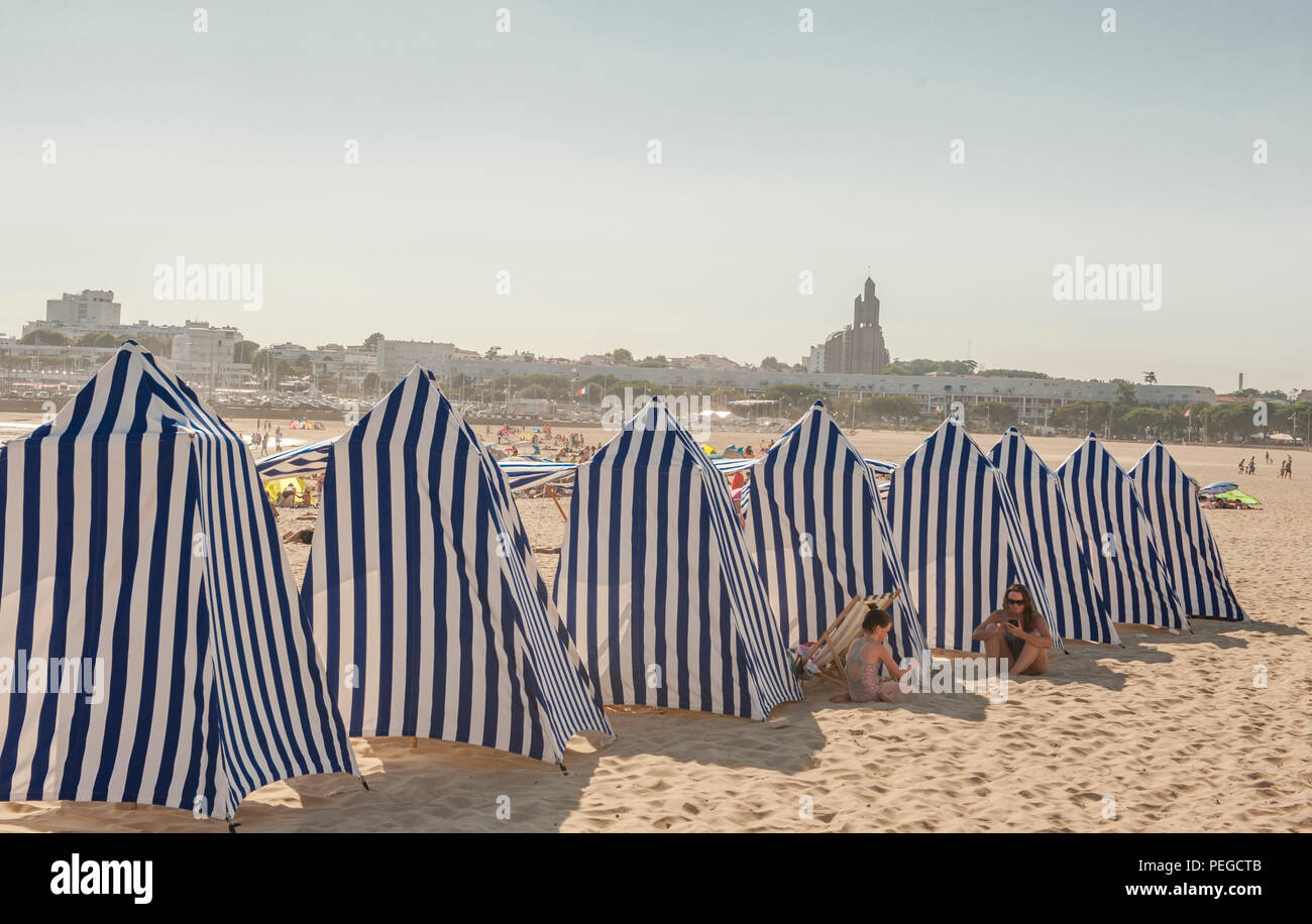 Cabines de plage traditionnel à la Grande Plage, la plage principale de Royan, dans l'ouest de la France Banque D'Images