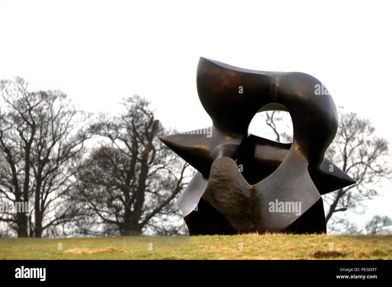 Henry Moore : Grande pièce broche sculpture dans le Yorkshire Sculpture Park à West Bretton, Wakefield, Yorkshire Banque D'Images