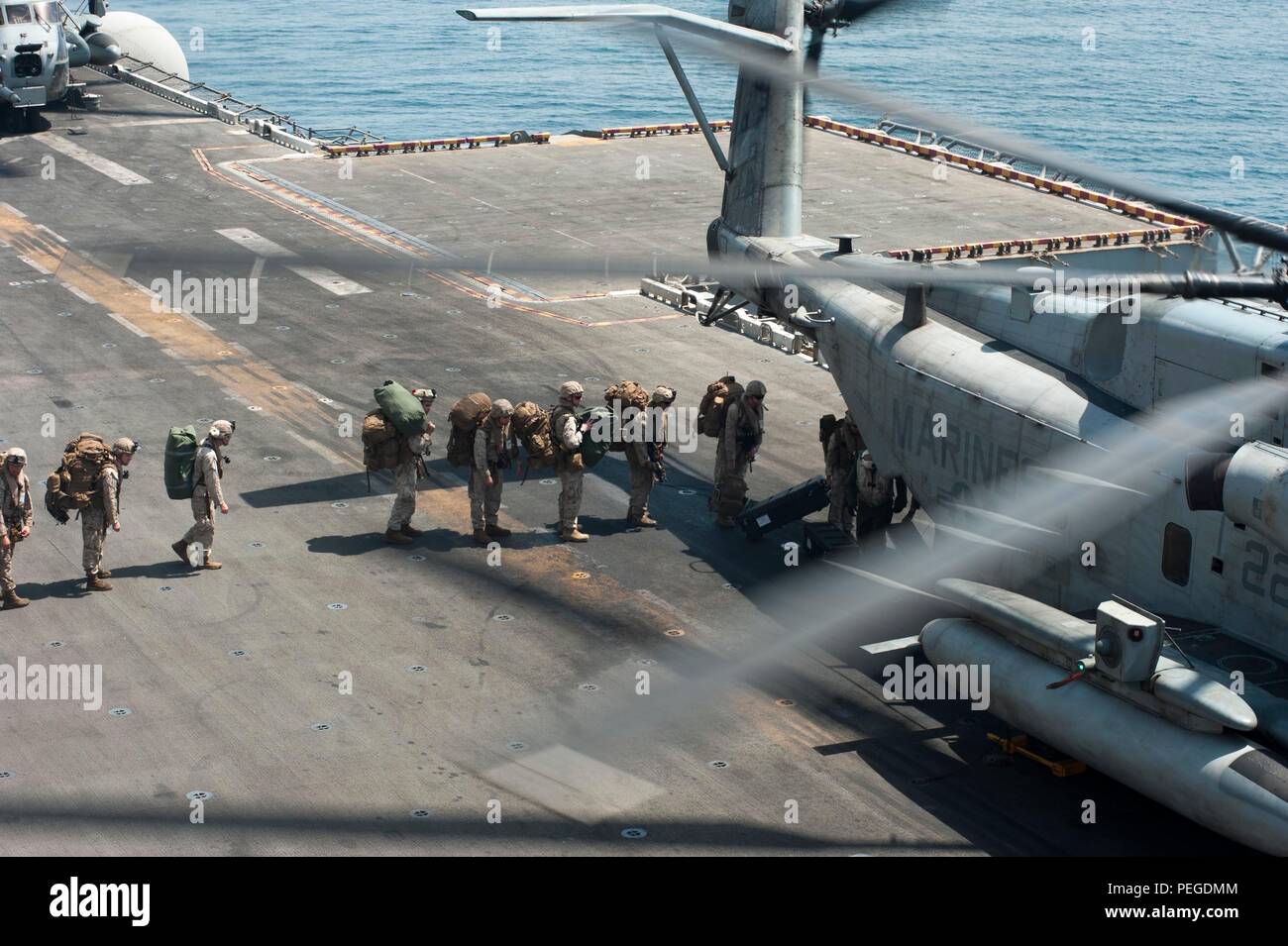 Le Golfe Arabique (Aug. 13, 2015) Les Marines du 15e Marine Expeditionary Unit (MEU) bord d'un hélicoptère MH-53 Super Stallion "Grayhawks" de la Marine de l'escadron à rotors basculants moyen (VMM) 16 (renforcé) au cours d'un exercice à bord classe Wasp-navire d'assaut amphibie USS Essex (DG 2). Essex est le fleuron de la Essex Groupe amphibie (ARG) et, avec l'entrepris 15e Marine Expeditionary Unit (MEU), est déployé à l'appui d'opérations de sécurité maritime et les efforts de coopération en matière de sécurité dans le théâtre dans la 5e flotte américaine zone d'opérations. (U.S. Photo par marine Spécialiste de la communication de masse Banque D'Images