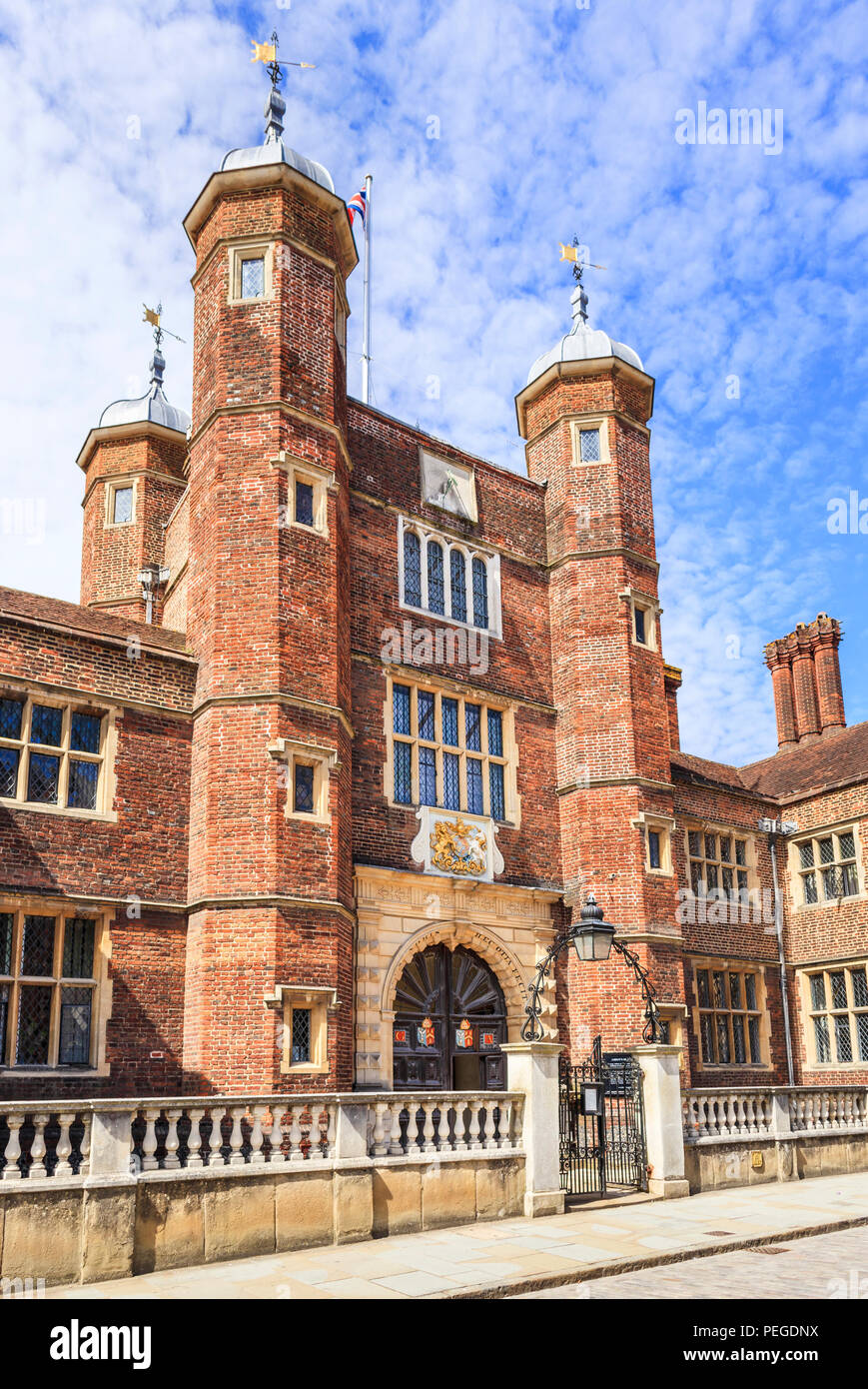 Abbot's Hospital, un monument médiéval en brique rouge d'indigents bâtiment historique dans High Street, Guildford, ville du comté de Surrey, au sud-est de l'Angleterre, Royaume-Uni Banque D'Images
