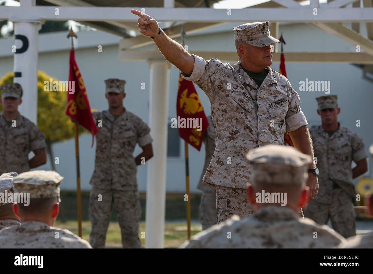 Le Lieutenant-général Robert B. Neller, commandant du Commandement de la Marine américaine et les forces des Marines des États-Unis et l'Europe a confirmé 37e Commandant du Corps des Marines, parle avec des Marines et les marins à la mer Noire la Force de rotation au cours de sa visite à la base aérienne de Mihail Kogalniceanu, Roumanie, 16 août 2015. Marines avec 3e Bataillon, 8e Régiment de Marines, 2e Division de Marines a assumé la responsabilité de la rotation actuelle de BSRF et passeront les prochains mois de formation avec les pays partenaires à établir des liens et renforcer la sécurité régionale. (U.S. Marine Corps photo de LCpl. Melanye E. Martin Banque D'Images