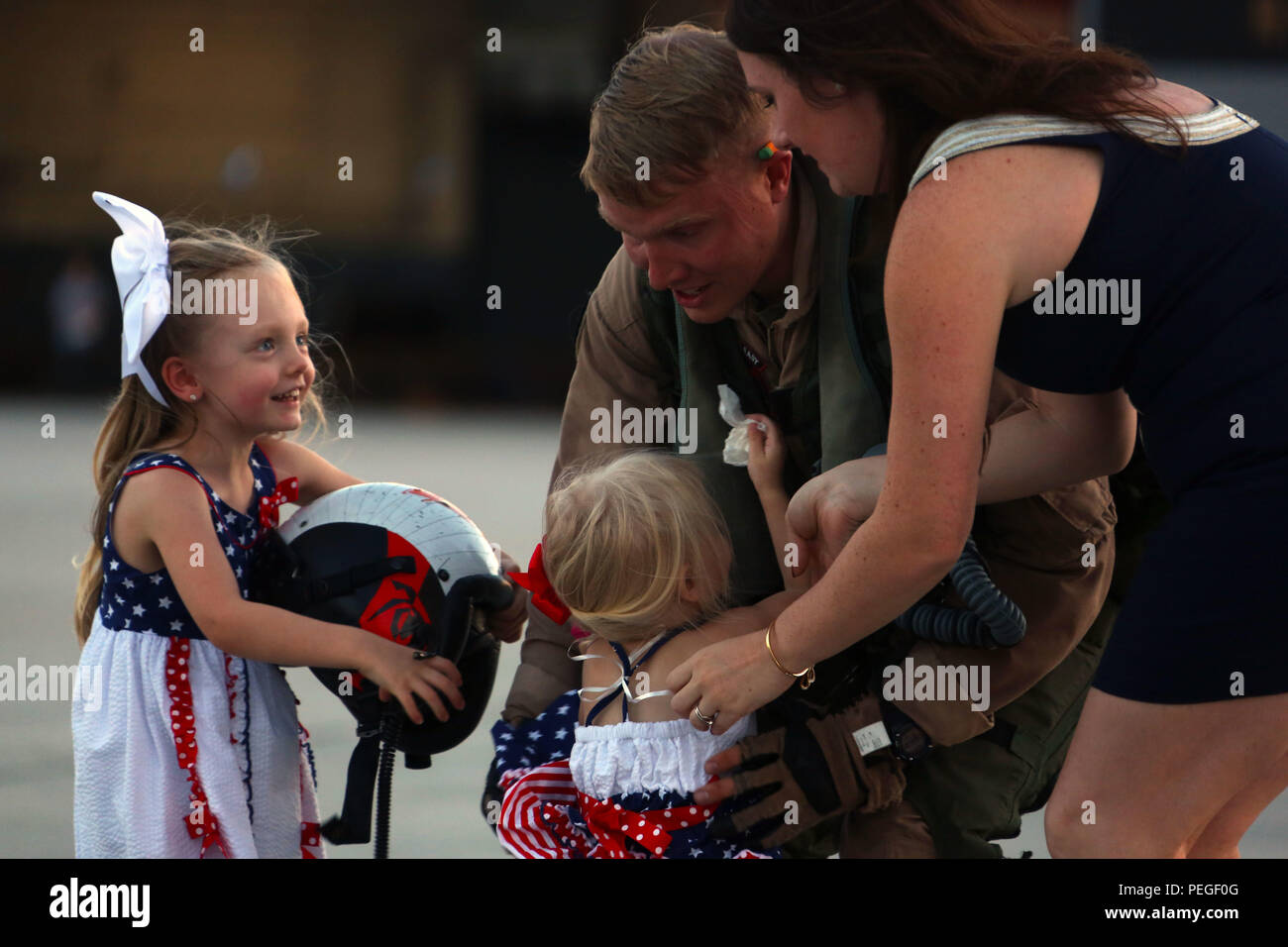 Le capitaine Douglas Richardson est accueilli à la maison par son épouse Alexia et leurs deux enfants à la suite de son déploiement avec le Commandement du Pacifique des États-Unis au Marine Corps Air Station Cherry Point, North Carolina, 9 août, 2015. L'Escadron de Guerre électronique tactique maritime 2 de rentrer d'un déploiement à l'appui de la United States Pacific Command. L'Escadron de guerre électronique aéroporté fourni dans la région Asie-Pacifique au cours de ce déploiement. Richardson est un EA-6B Prowler de pilote à l'escadron. (U.S. Marine Corps photo par le Cpl. N.W. Huertas/libérés) Banque D'Images