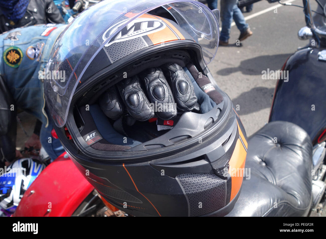 Casque et gants à la journée annuelle de vélo peuvent exécuter, 1 mai 2017, Hastings, East Sussex Royaume Uni Banque D'Images