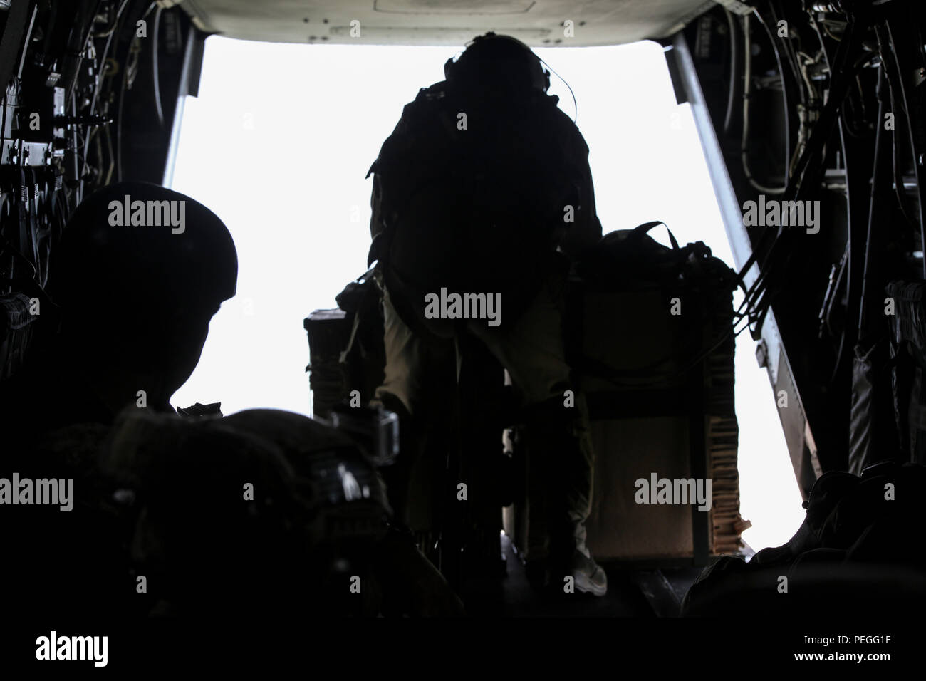Le Sgt. Nicholas G. Tissandier, chef d'équipe avec l'escadron 263 à rotors basculants Support Marine, s'apprête à exécuter une goutte d'air de fournitures d'un MV-22 Osprey lors des opérations para-au-dessus de Marine Corps Base Camp Lejeune, en Caroline du Nord, le 18 août 2015. Deux cargaisons composé de boîtes de repas, prêt-à-manger et les contenants d'eau ont été larguées sur la zone d'achat. (U.S. Marine Corps photo par le Cpl. Paul S. Martinez/libérés) Banque D'Images