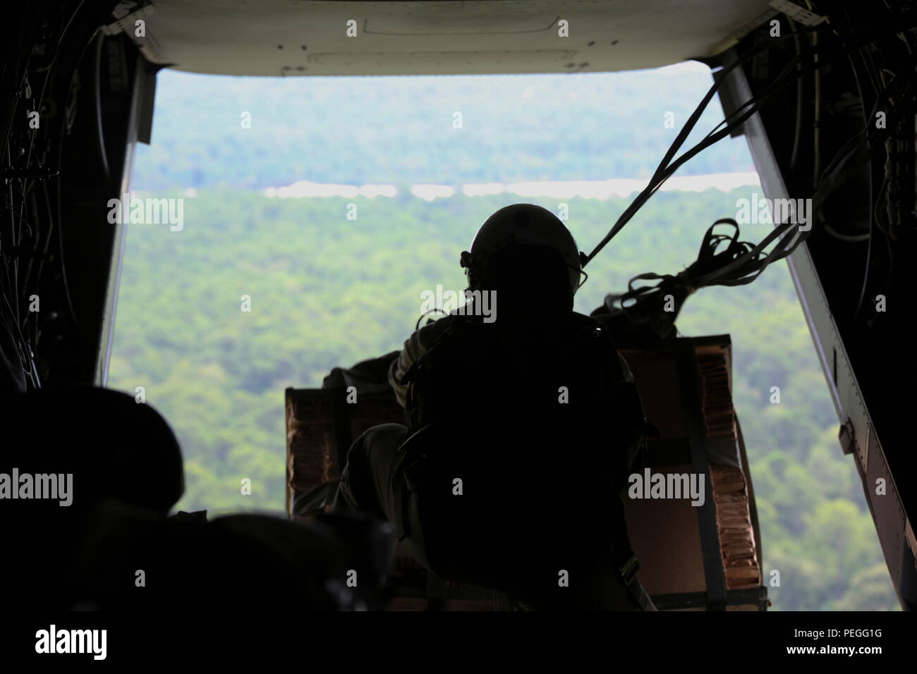 Le Sgt. Nicholas G. Tissandier, chef d'équipe avec l'escadron 263 à rotors basculants moyen maritime, se prépare à déposer une offre de MV-22 Osprey lors des opérations para-au-dessus de Marine Corps Base Camp Lejeune, en Caroline du Nord, le 18 août 2015. Deux cargaisons composé de boîtes de repas, prêt-à-manger et les contenants d'eau ont été larguées sur la zone d'achat. (U.S. Marine Corps photo par le Cpl. Paul S. Martinez/libérés) Banque D'Images