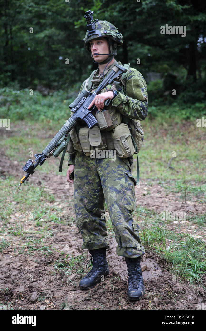 Un soldat canadien de la Compagnie Alpha, 3e Bataillon, Royal 22e Régiment analyse la zone d'activités de l'ennemi lors d'une patrouille à pied lane pendant l'exercice Allied Spirit II à l'armée américaine dans le centre de préparation interarmées multinationale Hohenfels, Allemagne, 16 août 2015. Allied Spirit II est une action décisive de l'environnement de formation qui implique l'exercice de plus de 3 500 soldats américains, alliés et les pays partenaires, l'accent sur la création de partenariats et d'interopérabilité entre tous les pays participants, et soulignant le commandement de mission, l'intelligence, de soutien, et d'incendies. (U Banque D'Images