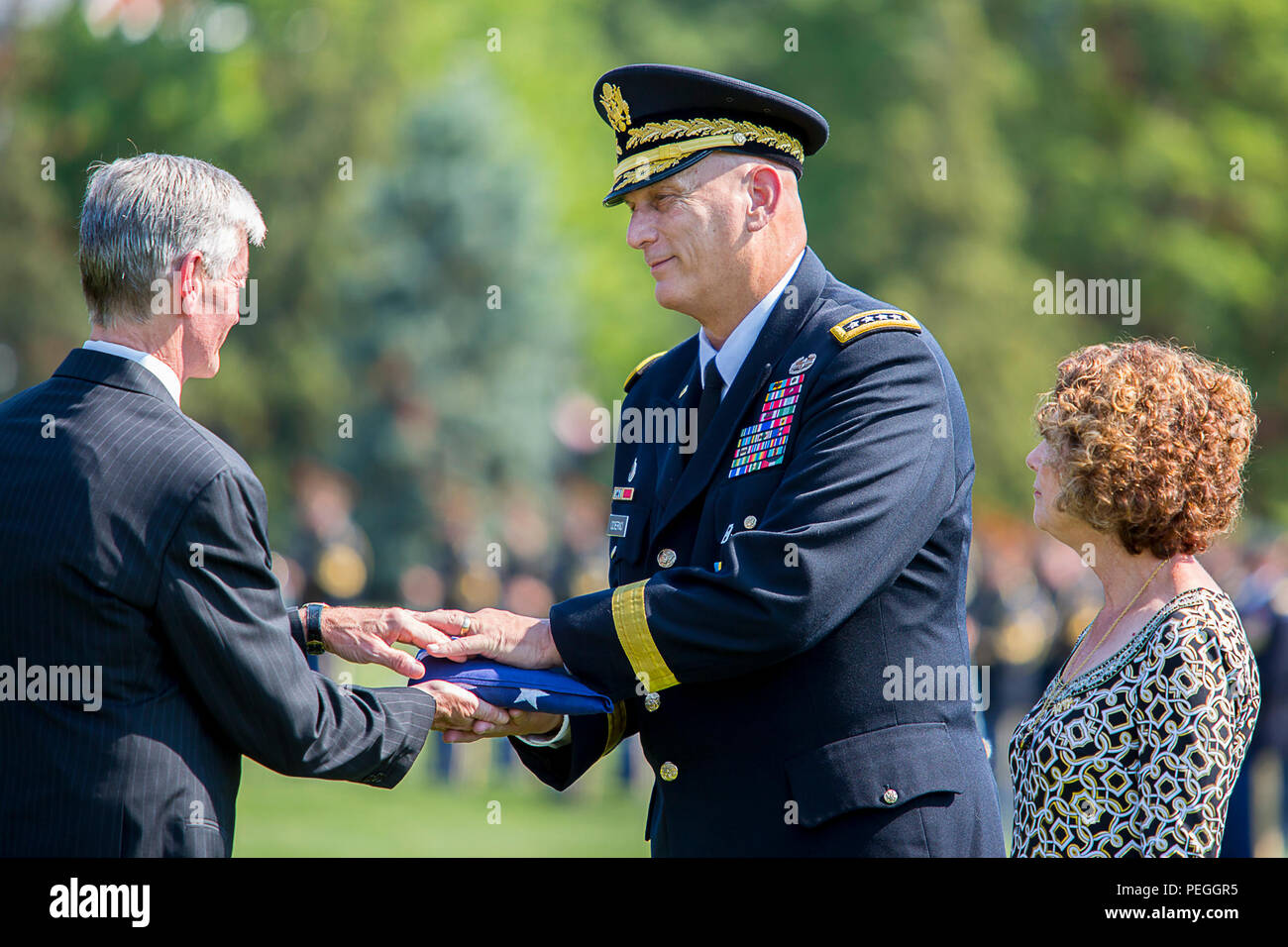 Le général Raymond T. Odierno, 38e Chef du personnel de l'armée, accepte le drapeau américain à partir de la secrétaire de l'Armée John McHugh, tandis que la femme d'Odierno, Linda, montres lors d'une cérémonie d'honneur de l'armée à la retraite complète sur Summerall Champ au Fort Myer partie de Joint Base Myer-Henderson 14 août Hall. Au cours de la cérémonie, le général Mark Milley a prêté serment en tant que 39e chef d'état-major de l'armée. Remarques sur l'Odierno donnant 39 années de service ont été McHugh, Secrétaire de la Défense Ashton Carter, 18e Président des Chefs d'état-major le Général Martin E. Dempsey et Milley. (Joint Base Myer-Henderson PAO Hall Banque D'Images