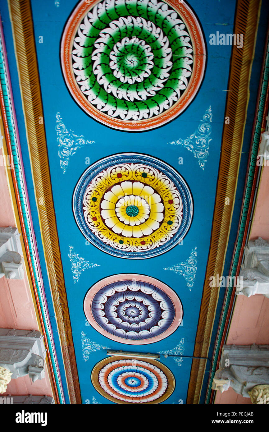 Peinture de colorful motif géométrique sur plafond de couloir à Ramanath Temple, Rameshwaram, Tamil Nadu, Inde, Asie Banque D'Images