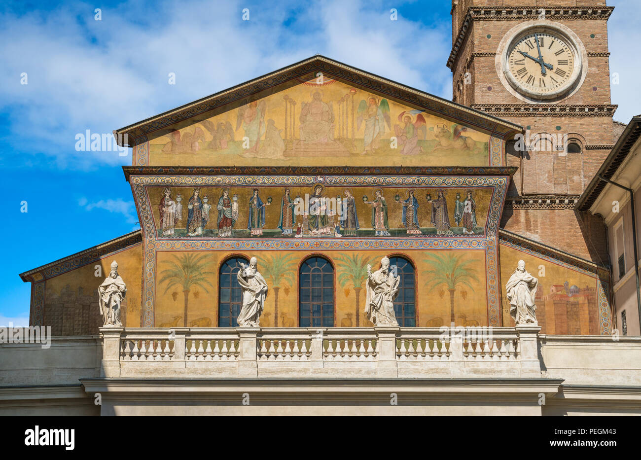 Façade avec mosaïque médiévale de la Basilique de Santa Maria in Trastevere, Rome, Italie. Banque D'Images