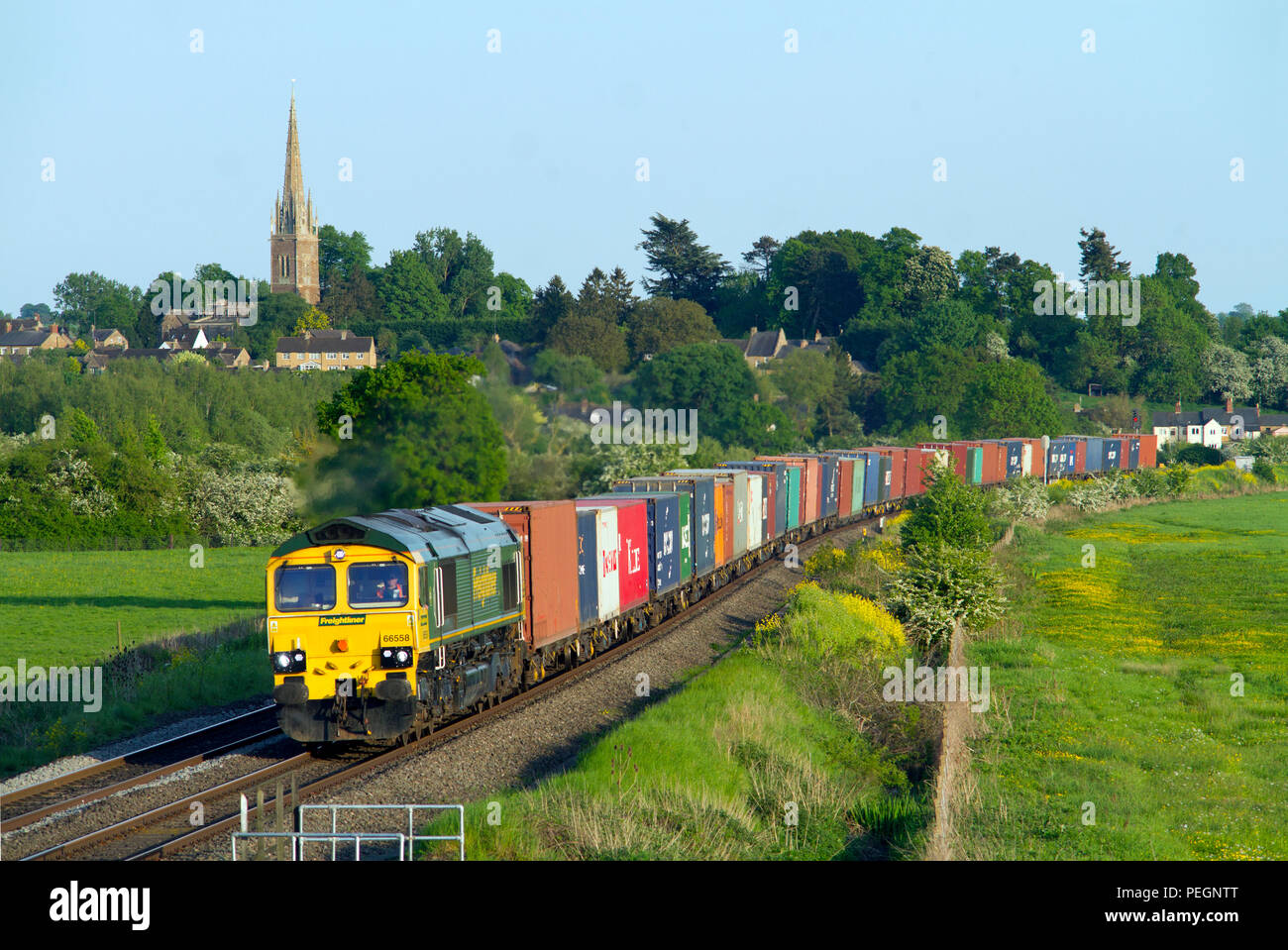 Un Freightliner classe appartenant à 66 nombre de locomotives diesel 66558 un travail bien chargé freightliner au Kings Sutton le 15 mai 2018. Banque D'Images