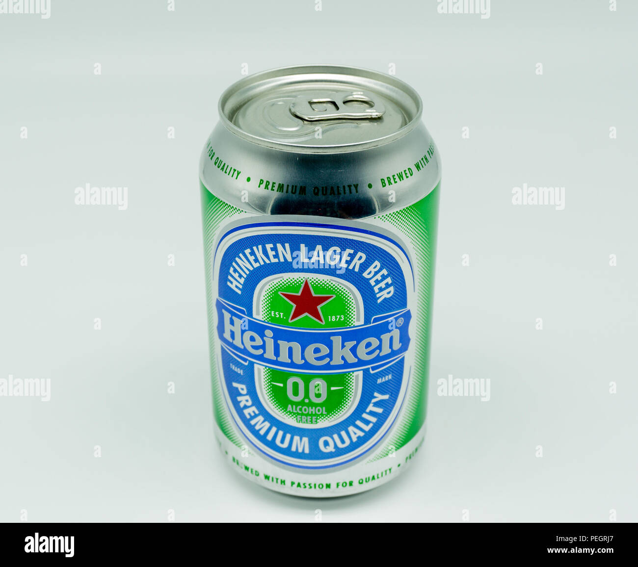 Largs, Ecosse, UK - 14 août 2018 : l'étain de Heineken La bière sans alcool dans une boîte de conserve recyclables et une partie de la UK's drink campagne WISE. Banque D'Images