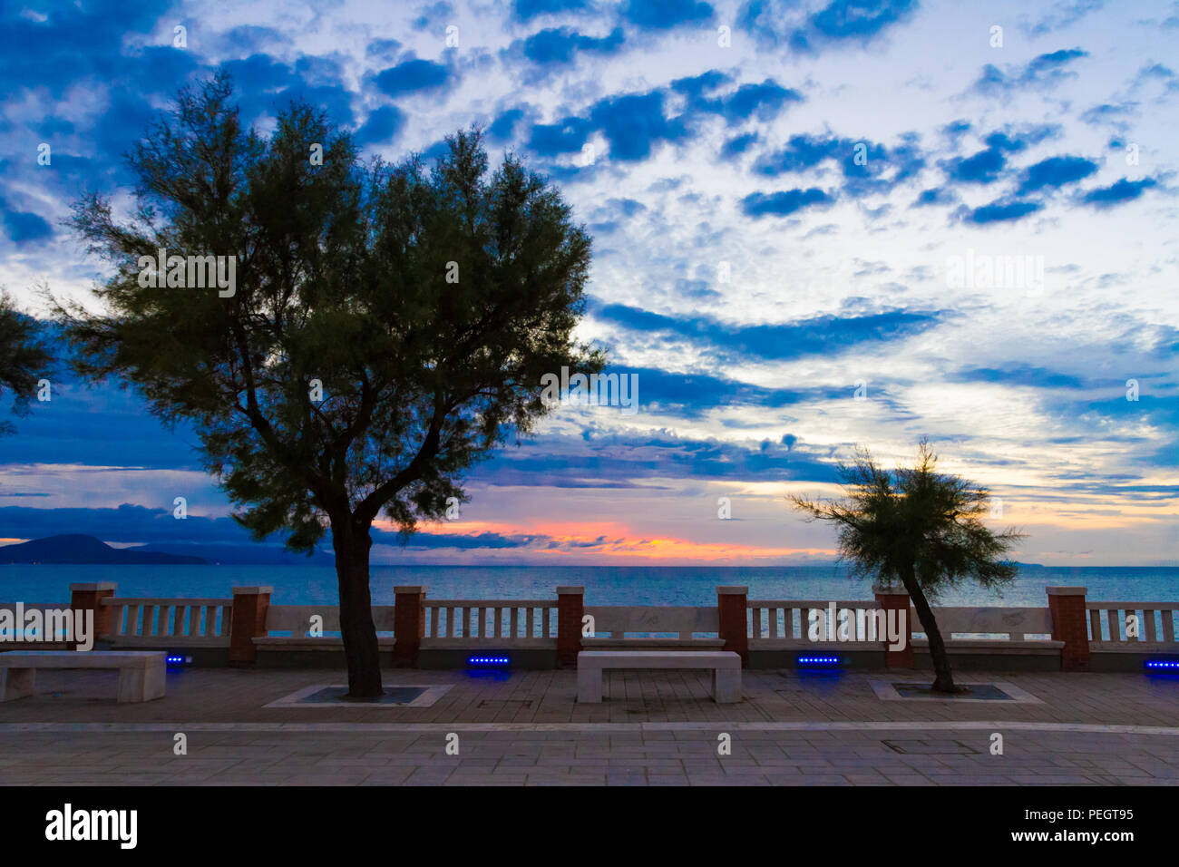 Le Bovio square, Piombino, en Italie, au coucher du soleil Banque D'Images