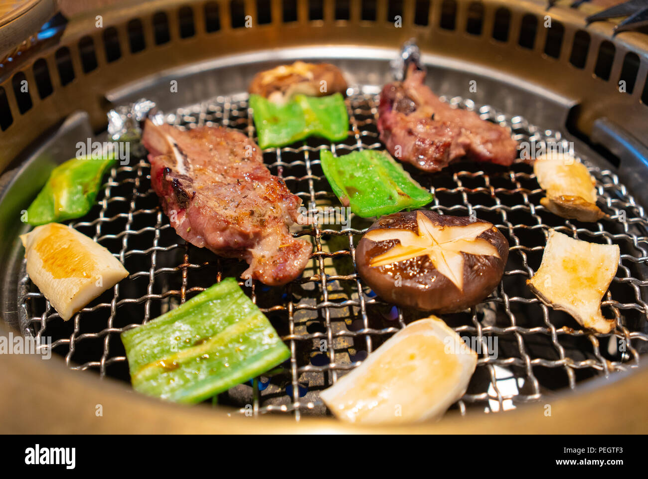 Yakiniku barbecue japonais avec de la viande et des légumes la cuisson  Photo Stock - Alamy