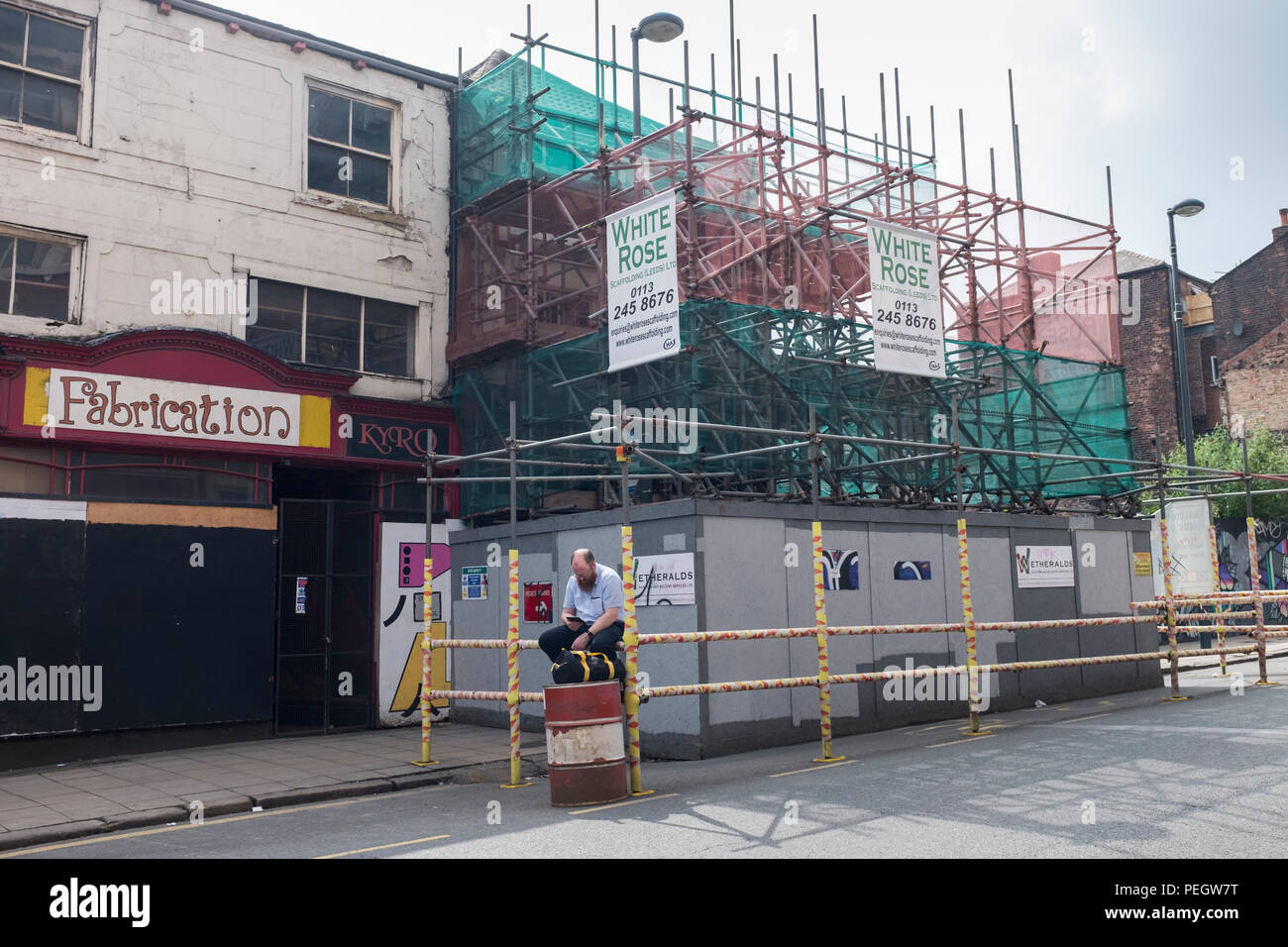 Sur l'échafaudage bâtiment vide dans le besoin de rénovation Banque D'Images