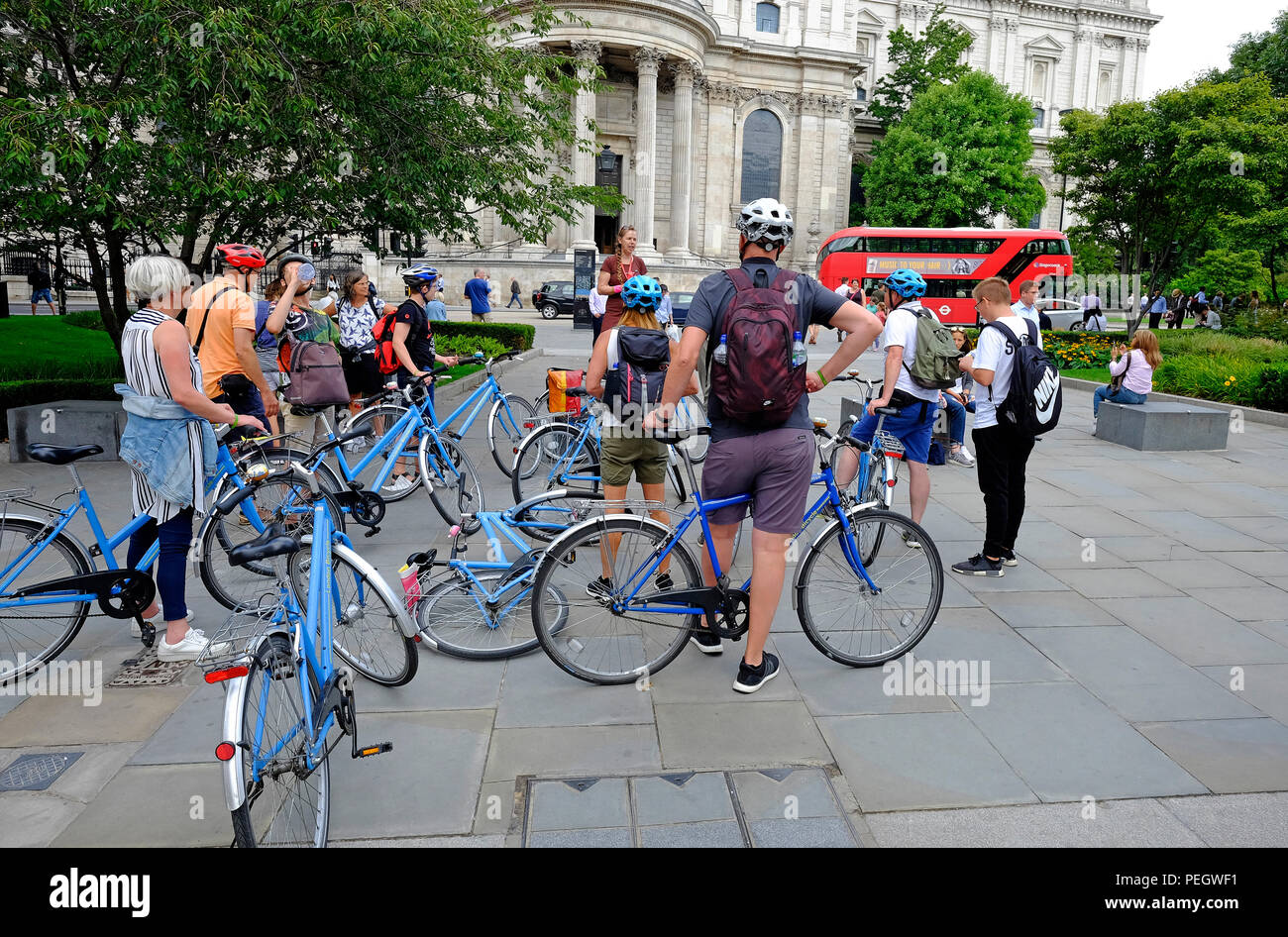 Randonnée à vélo Visite guidée du centre de Londres à l'extérieur de la cathédrale St Paul, Angleterre Banque D'Images