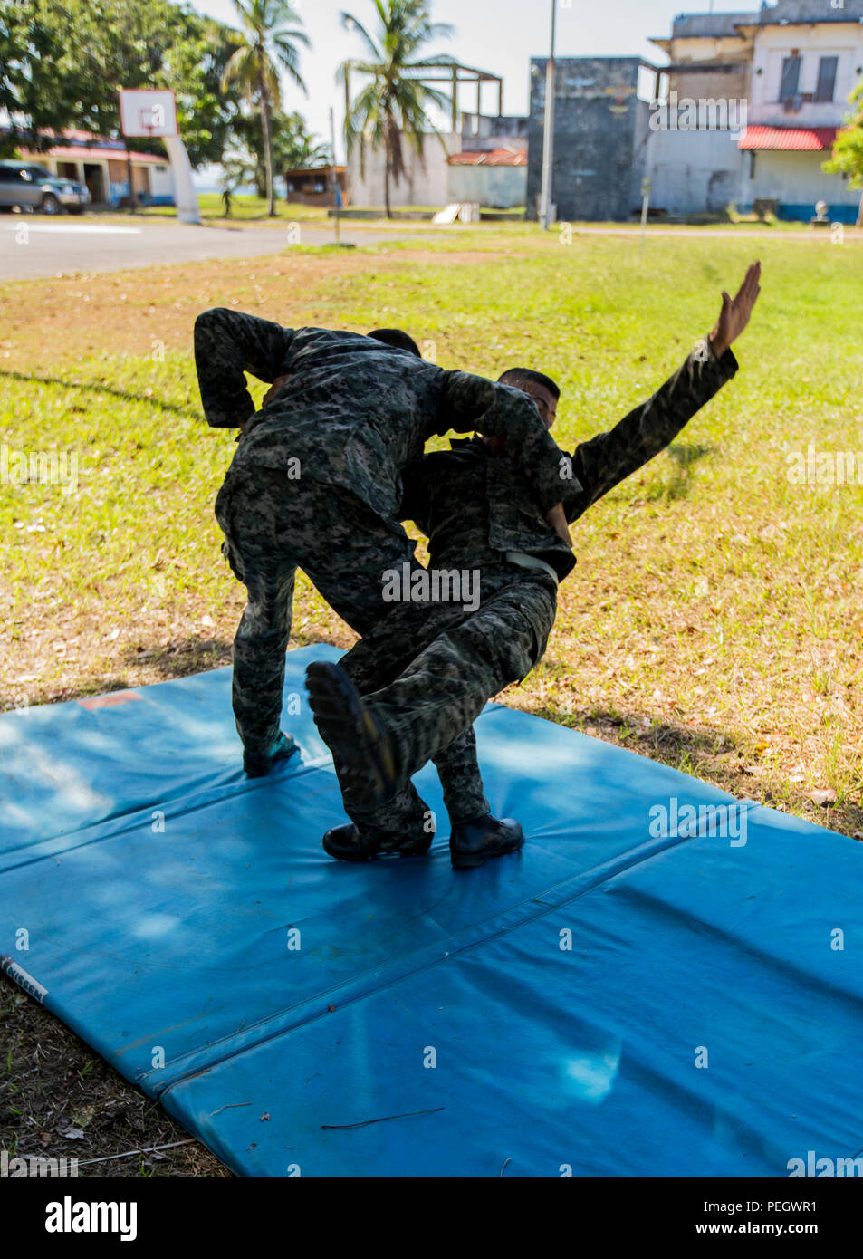 Marines honduriennes compléter un test tout en participant au programme d'arts martiaux du Honduras à Naval Base Puerto Castilla, Honduras, 17 août 2015. Les Marines américains avec la coopération de sécurité maritime à des fins spéciales, Team-Honduras Groupe Force-Southern air-sol d'un suivi de commande de l'événement. SCT-Honduras est actuellement déployé dans le cadre de l'SPMAGTF-SC pour aider le Centro de Adiestramiento avec Naval la mise en œuvre d'un curriculum de formation pour créer un programme marin du Honduras. (U.S. Marine Corps Photo par le Cpl. Katelyn Hunter/relâché). Banque D'Images