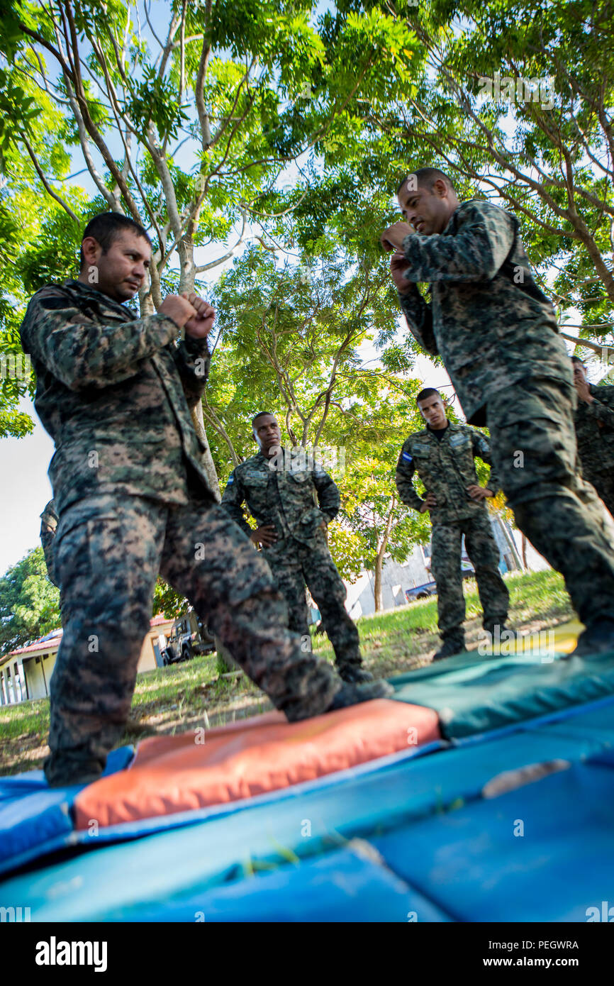 Marines hondurien face à face avec eux tout en participant au programme d'arts martiaux du Honduras à Naval Base Puerto Castilla, Honduras, 17 août 2015. Les Marines américains avec la coopération de sécurité maritime à des fins spéciales, Team-Honduras Groupe Force-Southern air-sol d'un suivi de commande de l'événement. SCT-Honduras est actuellement déployé dans le cadre de l'SPMAGTF-SC pour aider le Centro de Adiestramiento avec Naval la mise en œuvre d'un curriculum de formation pour créer un programme marin du Honduras. (U.S. Marine Corps Photo par le Cpl. Katelyn Hunter/relâché). Banque D'Images