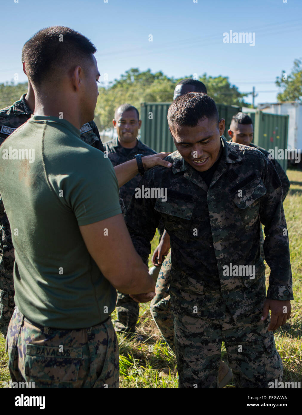 Le sergent du Corps des Marines des États-Unis. Rodrigo Davalos, gauche, le personnel sous-officier responsable de la coopération en matière de sécurité, Team-Honduras Objet Spécial Groupe Force-Southern air-sol marin félicite une commande marine hondurienne après une séance d'entraînement physique de la base navale de Puerto Castilla, le Honduras, le 18 août 2015. SCT-Honduras est actuellement déployé dans le cadre de l'SPMAGTF-SC pour aider le Centro de Adiestramiento avec Naval la mise en œuvre d'un curriculum de formation pour créer un programme marin du Honduras. (U.S. Marine Corps Photo par le Cpl. Katelyn Hunter/relâché). Banque D'Images