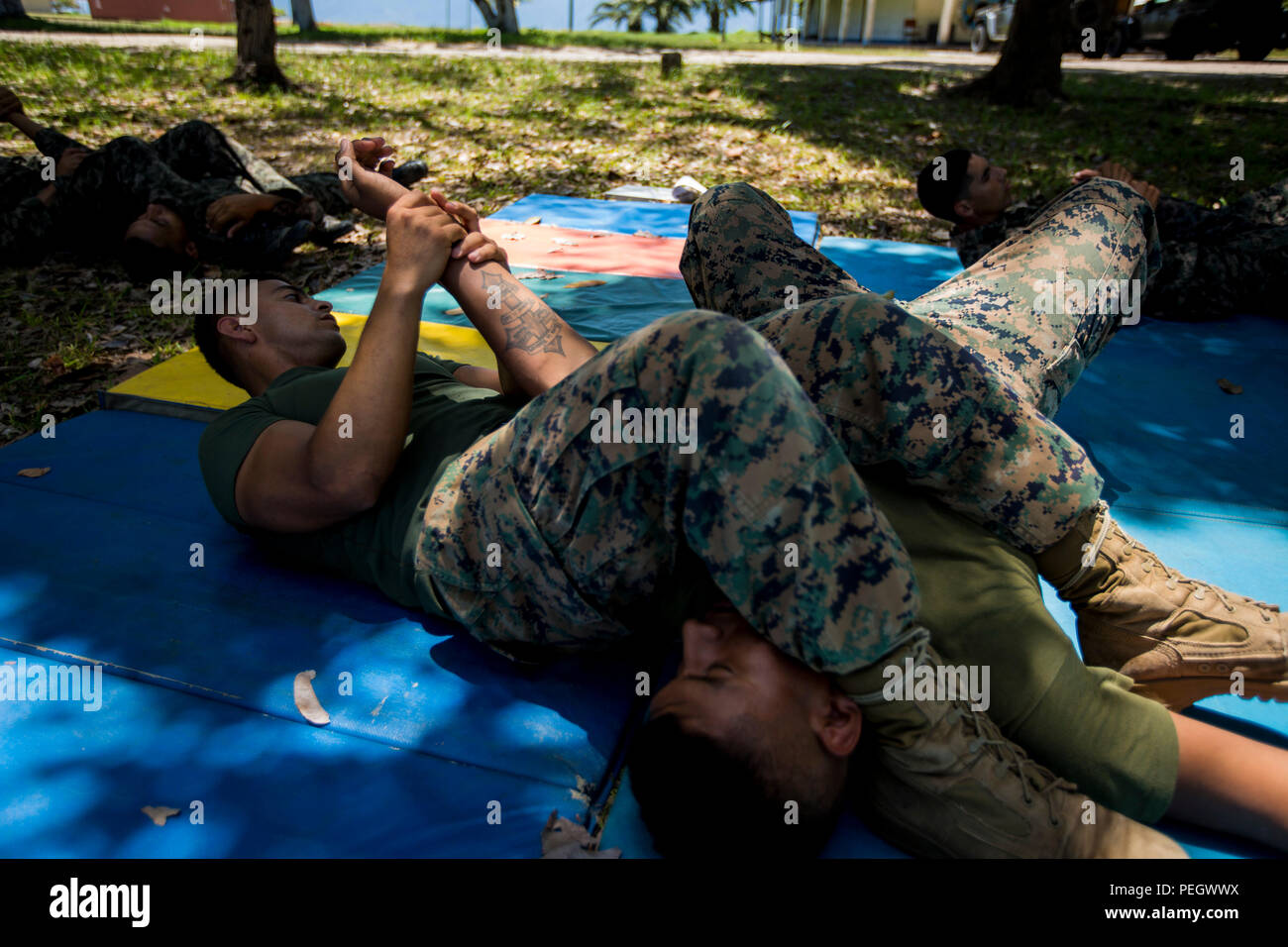 Le sergent du Corps des Marines des États-Unis. Rodrigo Davalos, en haut à gauche, le personnel sous-officier responsable de la coopération en matière de sécurité, Team-Honduras Objet Spécial Groupe Force-Southern air-sol marin commande affiche les marines du Honduras un bras technique bar tout en participant au programme d'arts martiaux du Honduras à Naval Base Puerto Castilla, le Honduras, le 18 août 2015. SCT-Honduras est actuellement déployé dans le cadre de l'SPMAGTF-SC pour aider le Centro de Adiestramiento avec Naval la mise en œuvre d'un curriculum de formation pour créer un programme marin du Honduras. (U.S. Marine Corps Photo par le Cpl. Katelyn Hunter/libérés) Banque D'Images