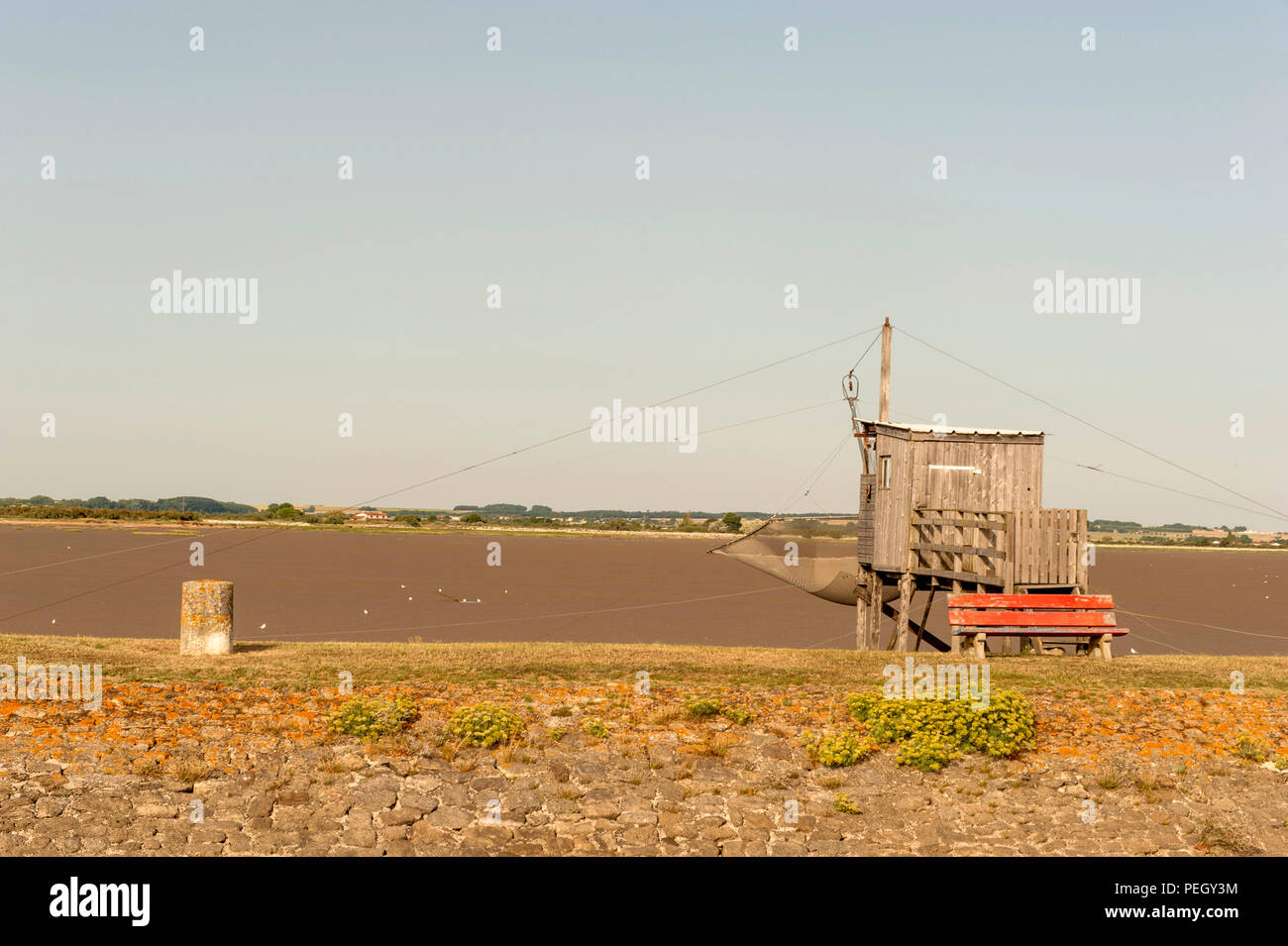 Cabanes de pêcheurs sur pilotis à Meschers-sur-Gironde, un petit village à l'estuaire de la Gironde, dans le sud de la France Banque D'Images