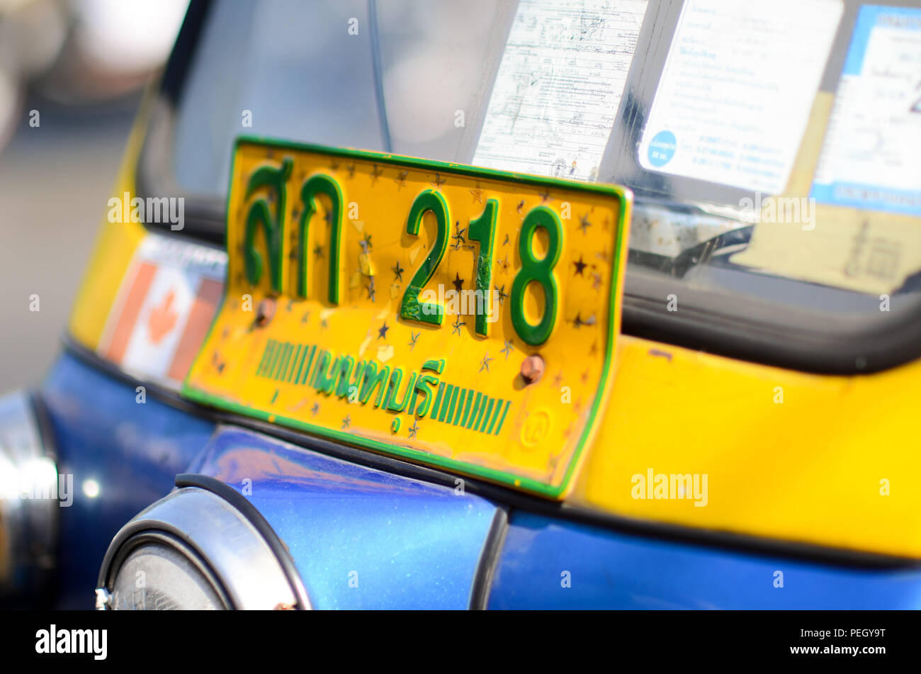 Gros plan de la plaque d'enregistrement d'un tuk-tuk à Bangkok, Thaïlande. Banque D'Images