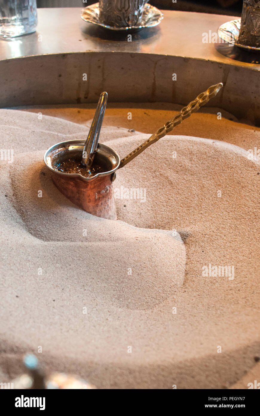 Le café turc préparé dans le sable chaud Banque D'Images