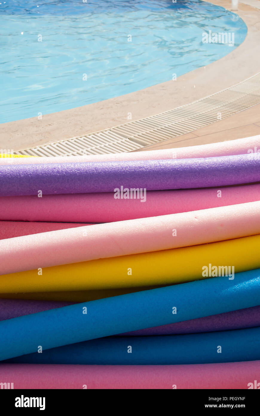Piscine couverte près de nouilles colorées Banque D'Images