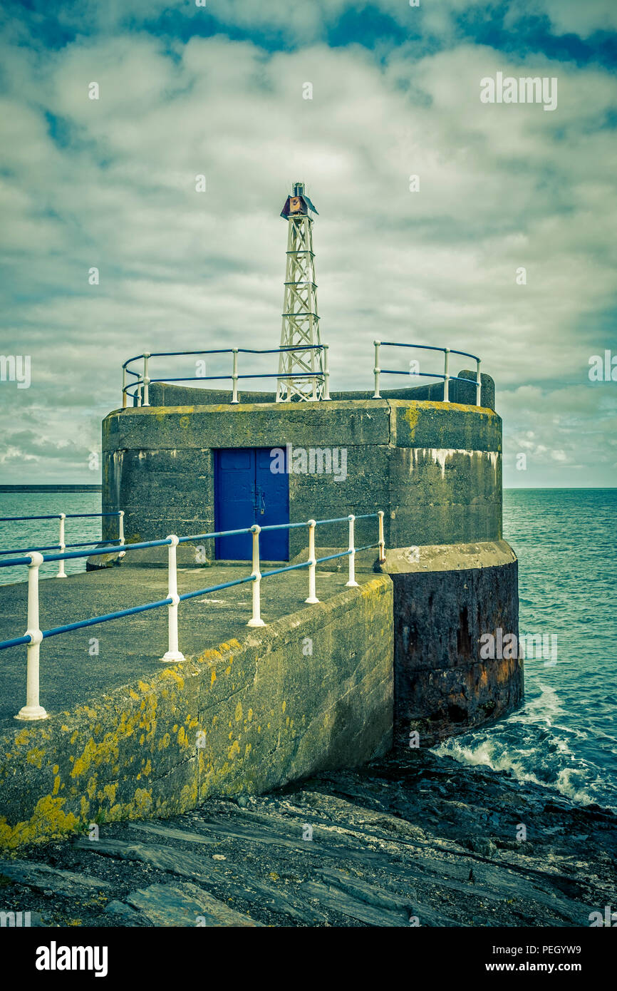 Balise lumineuse à la fin d'un mur du port. Banque D'Images