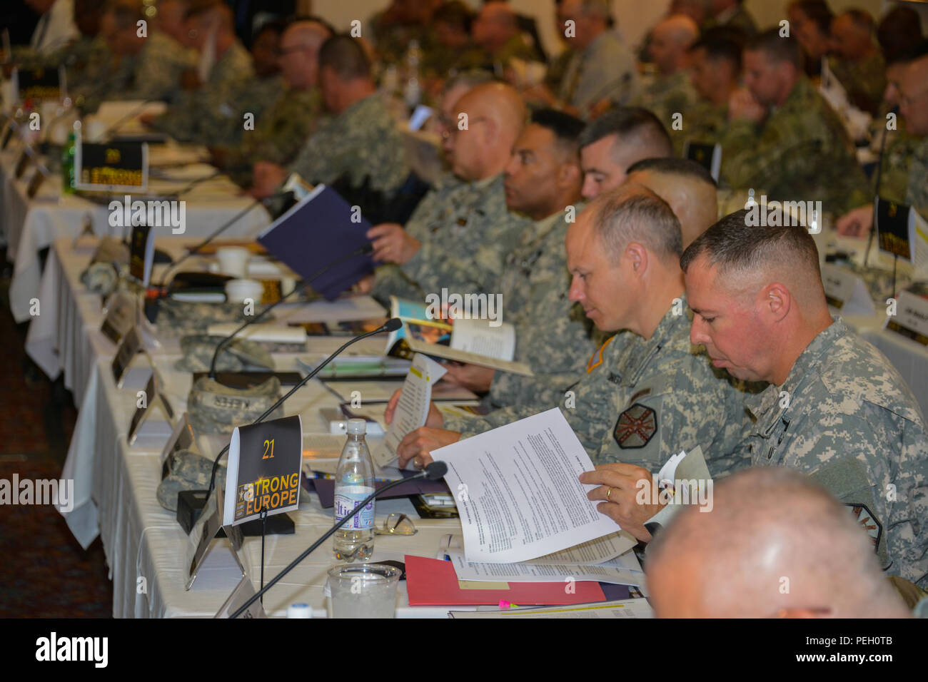 Les participants de l'armée américaine l'Europe (USAREUR) Conférence des commandants d'été (USCC) écouter le général Ben Hodges, général commandant, USAREUR (non représenté) à Grafenwoehr, Allemagne, le 24 août, 2015. La conférence, un leader principal forum, offre un lieu pour les commandants, les hauts conseillers enrôlé et senior executive service civils pour discuter de l'environnement opérationnel et stratégique en Europe. USCC fournit également un forum professionnel pour discuter de l'évolution des Département de l'armée, de formation et de préparation des initiatives du personnel. (U.S. Photo de l'Armée de spécialiste de l'information visuelle M Banque D'Images