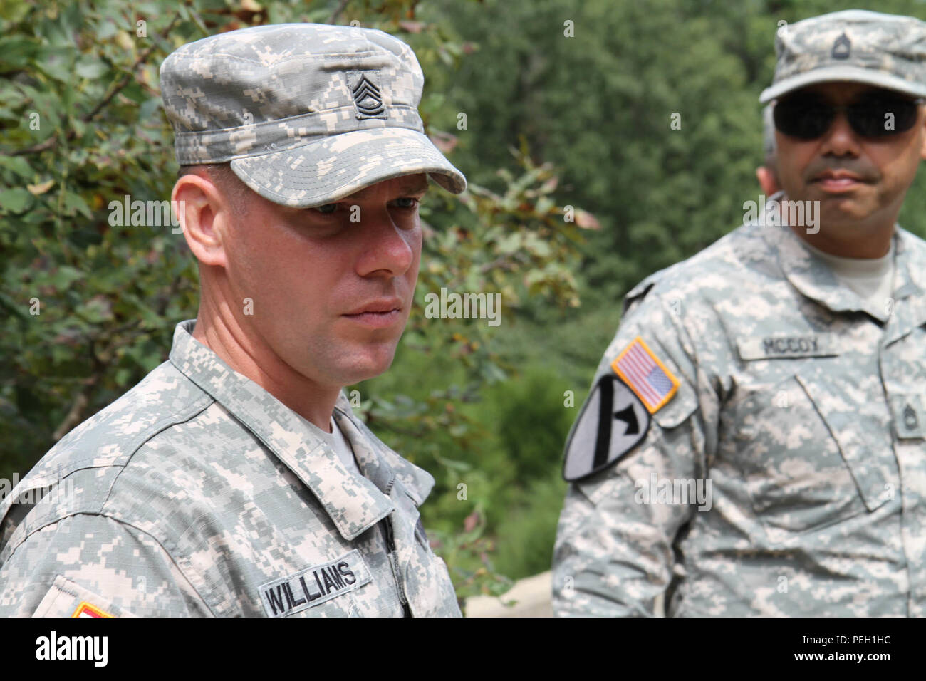 Le Sgt Course manager. 1re classe Christopher Williams fournit un bloc d'instructions sur le calcul de la classification rapide d'un pont fixe, au Fort Leonard Wood, Mo., site du pont multi-usage pour son génie de construction horizontale cours comme le Sgt. 1re classe Gregory McCoy (801st compagnie du génie, Mare Island, CA). L'enseigne aux étudiants des compétences dont la gestion de projet, formation des ressources humaines, et en utilisant la méthode du chemin critique. En plus d'être le responsable de la formation, Williams est également le chef de la branche horizontale de 1ère Brigade d'ingénieurs, Banque D'Images