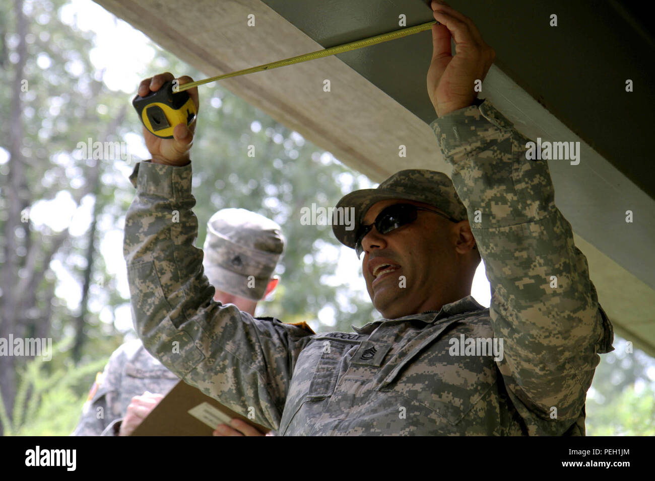 Le Sgt. 1ère classe de la 801st Gregory McCoy compagnie du génie hors de Mare Island, en Californie, et un étudiant de l'Ingénieurs Construction horizontale cours prend des mesures pour calculer la rapidité de classification d'un bridge fixe au Fort Leonard Wood, multi-usage ve site du pont. L'enseigne aux étudiants des compétences dont la gestion de projet, formation des ressources humaines, et en utilisant la méthode du chemin critique. Banque D'Images
