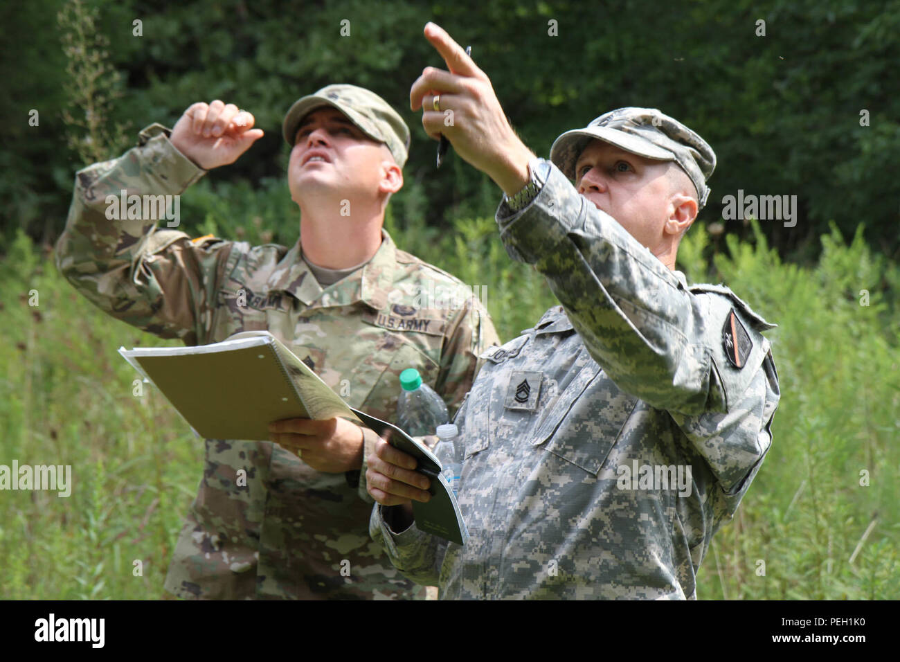 Les étudiants de l'Ingénieurs Construction horizontale cours travaillent ensemble pour calculer le classement rapide d'un pont fixe, au Fort Leonard Wood, Mo., site du pont multi-usage au cours d'un exercice sur le terrain. Non seulement l'enseigne aux étudiants à devenir compétent dans le domaine de l'ingénierie, l'horizontale mais il leur enseigne des compétences dont la gestion de projet, formation des ressources humaines, et en utilisant la méthode du chemin critique. Banque D'Images
