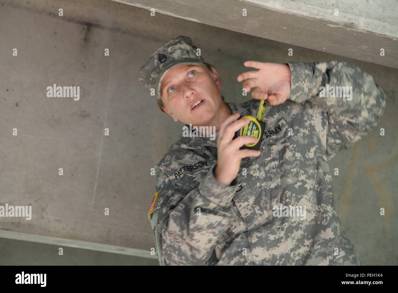 Un étudiant de l'Ingénieurs Construction horizontale cours prend des mesures pour calculer la rapidité de classification d'un bridge fixe au Fort Leonard Wood, Mo., site du pont multi-usage. L'enseigne aux étudiants des compétences dont la gestion de projet, formation des ressources humaines, et en utilisant la méthode du chemin critique. Banque D'Images