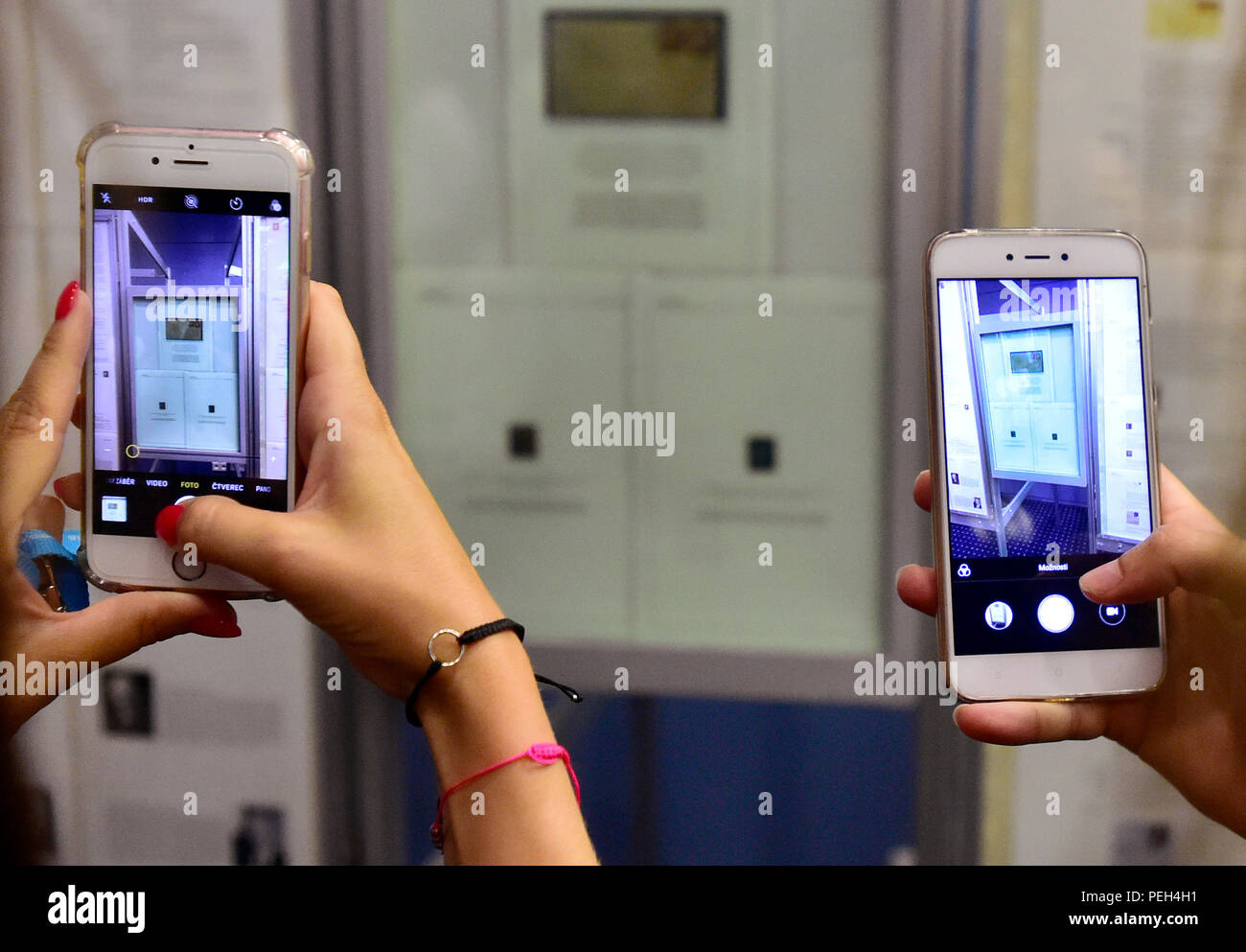 Prague, République tchèque. Août 15, 2018. La photographie les gens soi-disant Bombay (haut) avec deux pièces d'un sou (1d) Maurice sceau postal, appelé Red Maurice et deux pièces de deux pence (2d) Maurice sceau postal, appelé Blue Maurice (vers le bas), au cours de la Praga 2018 Exposition de Timbres du monde à Prague, en République tchèque, le 15 août 2018. Photo : CTK/Vondrous Romain Photo/Alamy Live News Banque D'Images