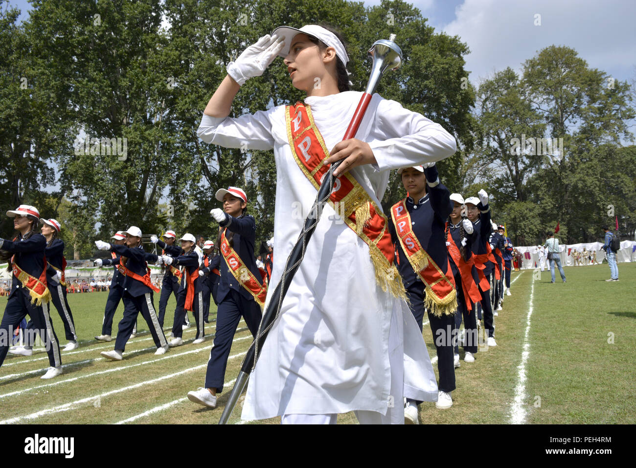 Le cachemire. 15 août, 2018. Les étudiants obtiennent au cours de l'indépendance indienne 72e jour Sher-e-Cachemire Stadium à Srinagar, la capitale d'été du Cachemire indien, l'Inde. Toutes les entreprises, les écoles et les magasins étaient fermés et la circulation est restée sur le réseau routier à la suite d'un appel de grève donné par les dirigeants séparatistes cachemiris contre l'indépendance de l'Inde au Cachemire, les célébrations de la journée et a encouragé les gens à observer ce jour comme jour noir. Credit : ZUMA Press, Inc./Alamy Live News Banque D'Images