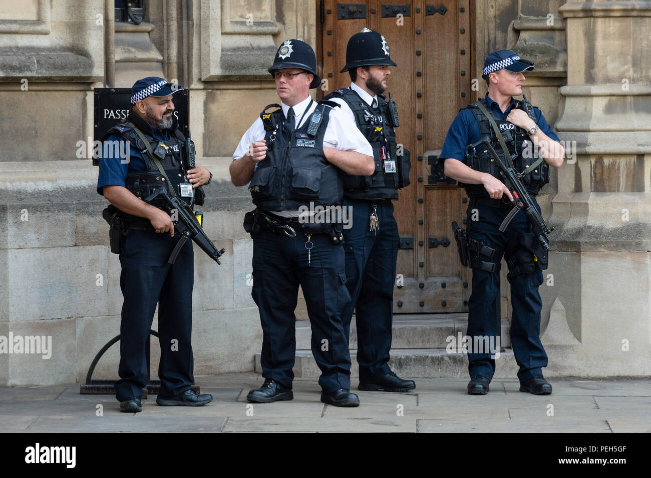 Londres, Royaume-Uni. Août 15, 2018. Des policiers armés montent la garde devant les Maisons du Parlement à Londres, Grande-Bretagne, le 15 août 2018, un jour après qu'un homme a été arrêté, soupçonné d'infractions terroristes après une voiture a percuté les barrières de sécurité devant les Maisons du Parlement. Crédit : Ray Tang/Xinhua/Alamy Live News Banque D'Images