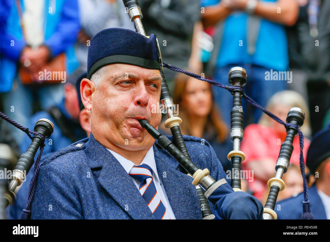 Glasgow, Royaume-Uni. 15 août 2018. Spectacles de rue continuent dans Buchanan Street, Glasgow avec plus de pipe bands internationaux qui jouent près de la Donald Dewar statue pour divertir le public gratuitement. Le Pipe Band Championships conclure le samedi 18 août à Glasgow Green. Membres de l'Université Simon Fraser University Pipe Band de la Colombie-Britannique, Canada Crédit : Findlay/Alamy Live News Banque D'Images