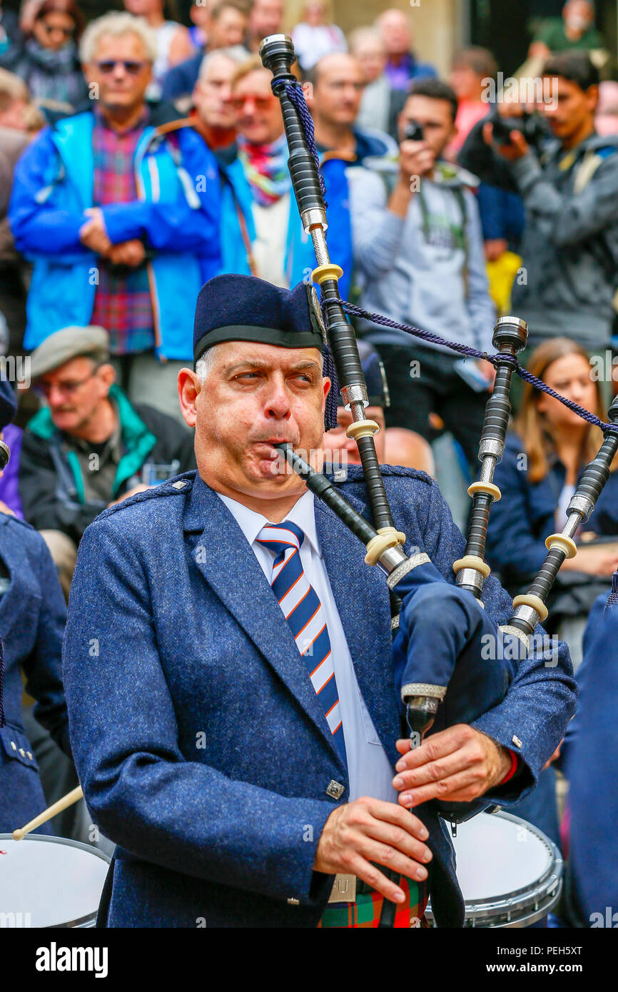 Glasgow, Royaume-Uni. 15 août 2018. Spectacles de rue continuent dans Buchanan Street, Glasgow avec plus de pipe bands internationaux qui jouent près de la Donald Dewar statue pour divertir le public gratuitement. Le Pipe Band Championships conclure le samedi 18 août à Glasgow Green. Membres de l'Université Simon Fraser University Pipe Band de la Colombie-Britannique, Canada Crédit : Findlay/Alamy Live News Banque D'Images
