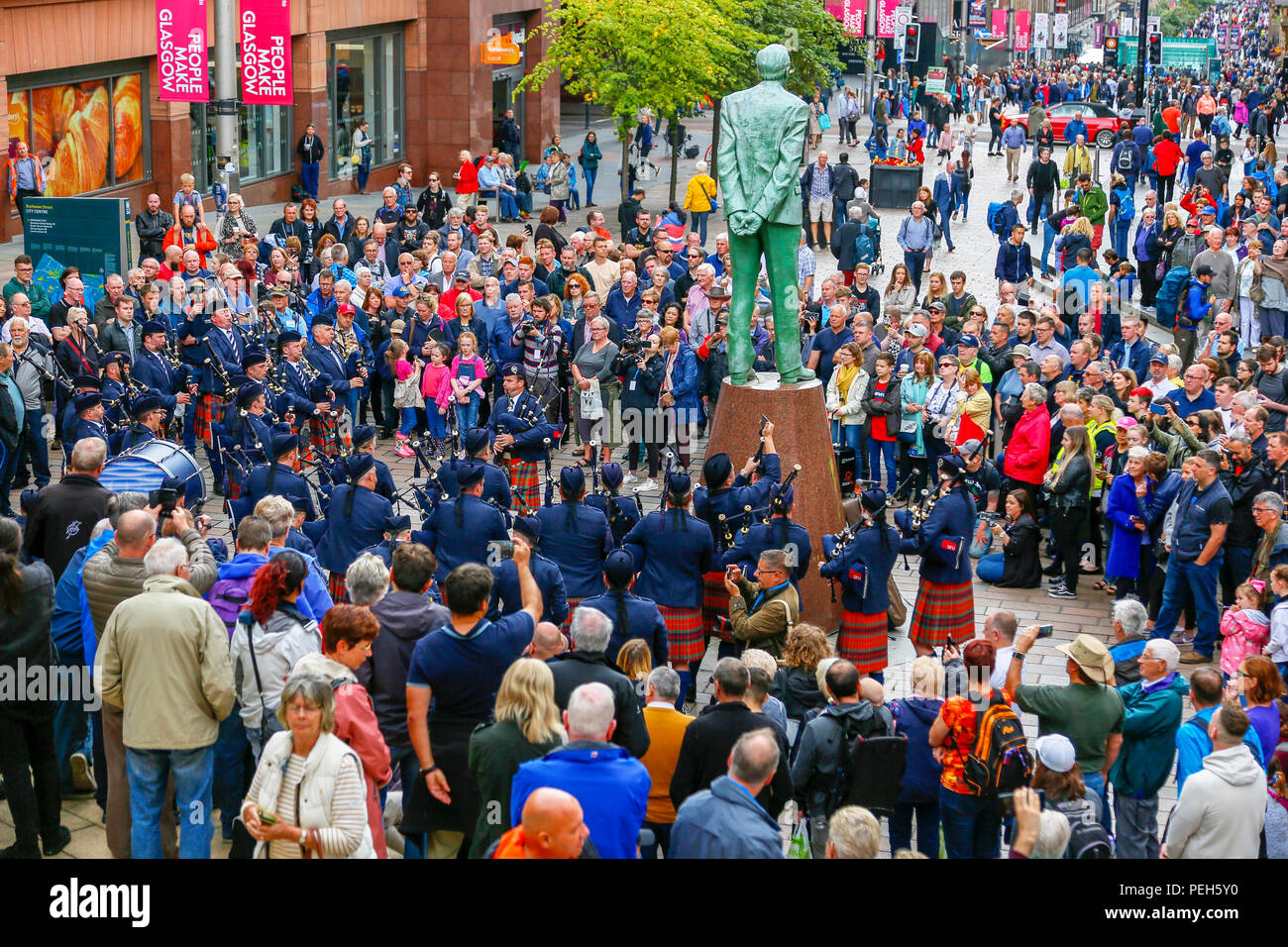 Glasgow, Royaume-Uni. 15 août 2018. Spectacles de rue continuent dans Buchanan Street, Glasgow avec plus de pipe bands internationaux qui jouent près de la Donald Dewar statue pour divertir le public gratuitement. Le Pipe Band Championships conclure le samedi 18 août à Glasgow Green. Membres de l'Université Simon Fraser University Pipe Band de la Colombie-Britannique, Canada Crédit : Findlay/Alamy Live News Banque D'Images