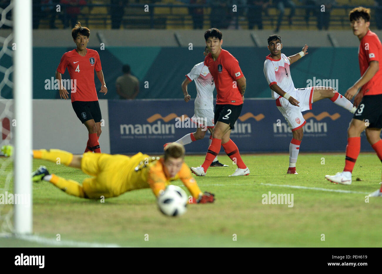 (180815) -- BANDUNG. Le 15 août 2018(Xinhua) -- Husain Sabba (2e, R) de Bahreïn pousses durant la Men ?s du groupe e match de football entre la Corée du Sud et à Bahreïn lors de la 18e Jeux asiatiques 2018 à Bandung, Java ouest, Indonésie le 15 août 2018. La Corée du Sud a gagné 6-0. (Xinhua/ti'Kuncahya B.) Banque D'Images