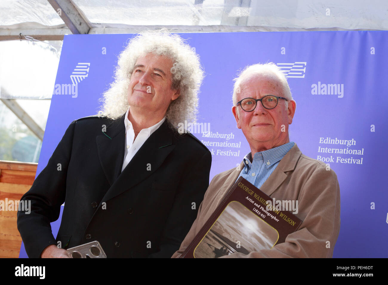 Edimbourg, Ecosse. UK. 15 août 2018. Edinburgh International Book Festival. Brian May et Roger Taylor, professeur à l'Edinburgh International Book Festival pour lancer un nouveau livre George Washington Wilson, publié par la London Stereoscopic Co. le duo l'hôte du Festival, pour la première fois, un 3-D'événement. Photo : Brian May & le professeur Roger Taylor. Pako Mera/Alamy Live News. Banque D'Images